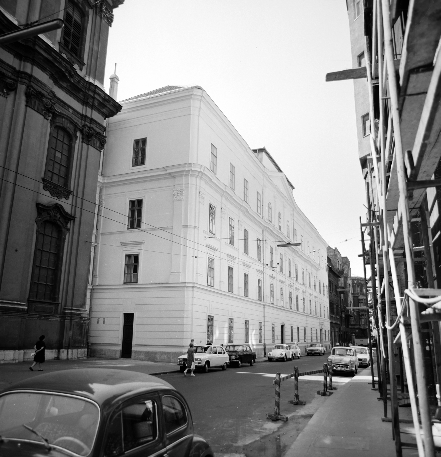 Magyarország, Budapest V., Papnövelde (Eötvös Loránd) utca, balra az Egyetemi templom, szemben a felújított Hittudományi Akadémia (később Központi Papnevelő Intézet) épülete., 1972, Artfókusz, Fábián József, Volkswagen Bogár, Wartburg 353, Trabant 601, GAZ 24 Volga, Moszkvics 407, Renault 16, Peugeot 504, Budapest, Fortepan #280097