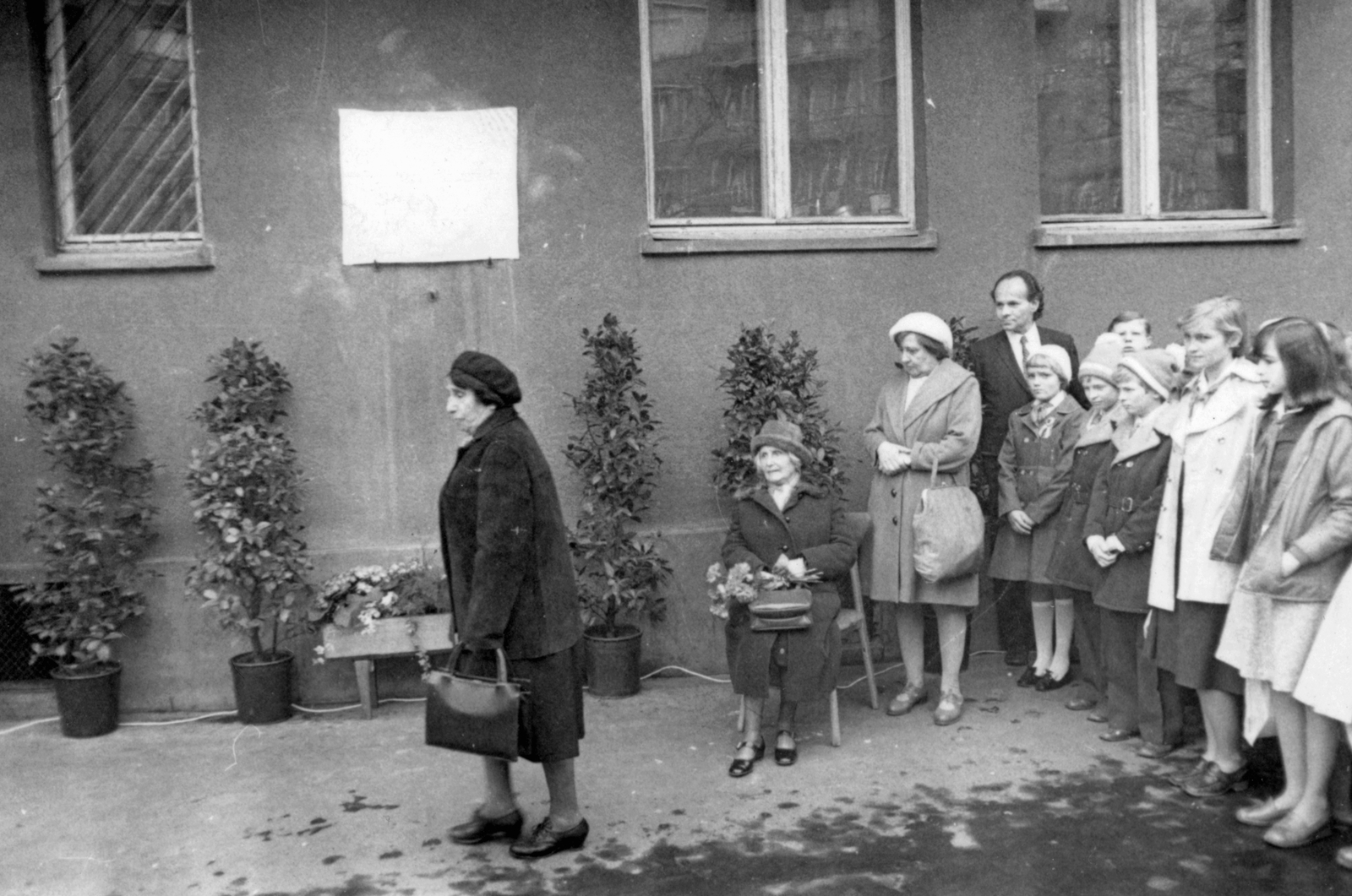 Hungary, 1972, Lukács Zsolt, festive, flower, audience, handbag, memorial plaque, Fortepan #28010