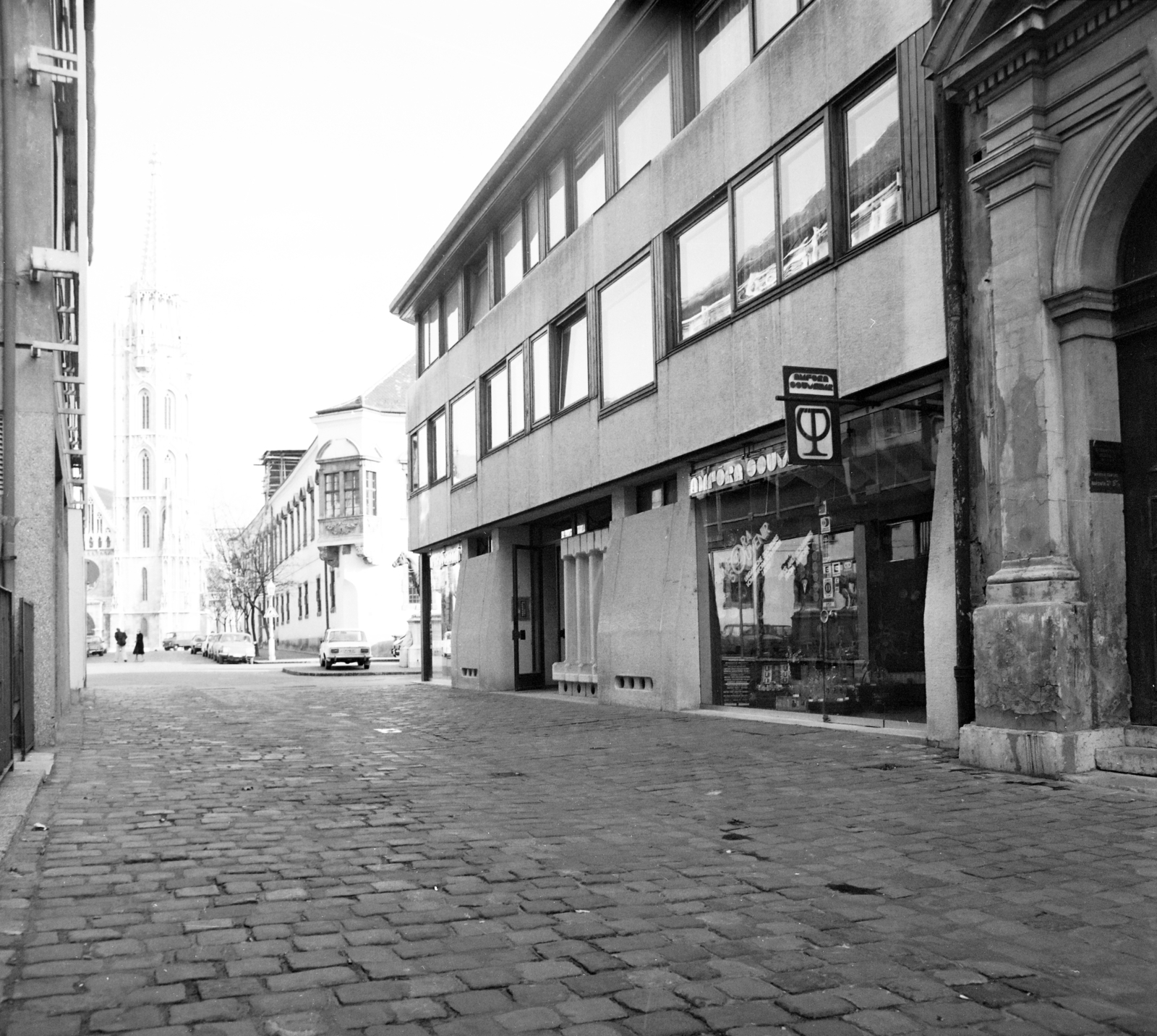 Magyarország, budai Vár, Budapest I., Szentháromság utca a Tóth Árpád sétány irányából a Mátyás-templom felé nézve. Jobbra az Úri utca sarkán a régi budai Városháza épülete látható., 1979, Artfókusz, Fábián József, Budapest, Fortepan #280106