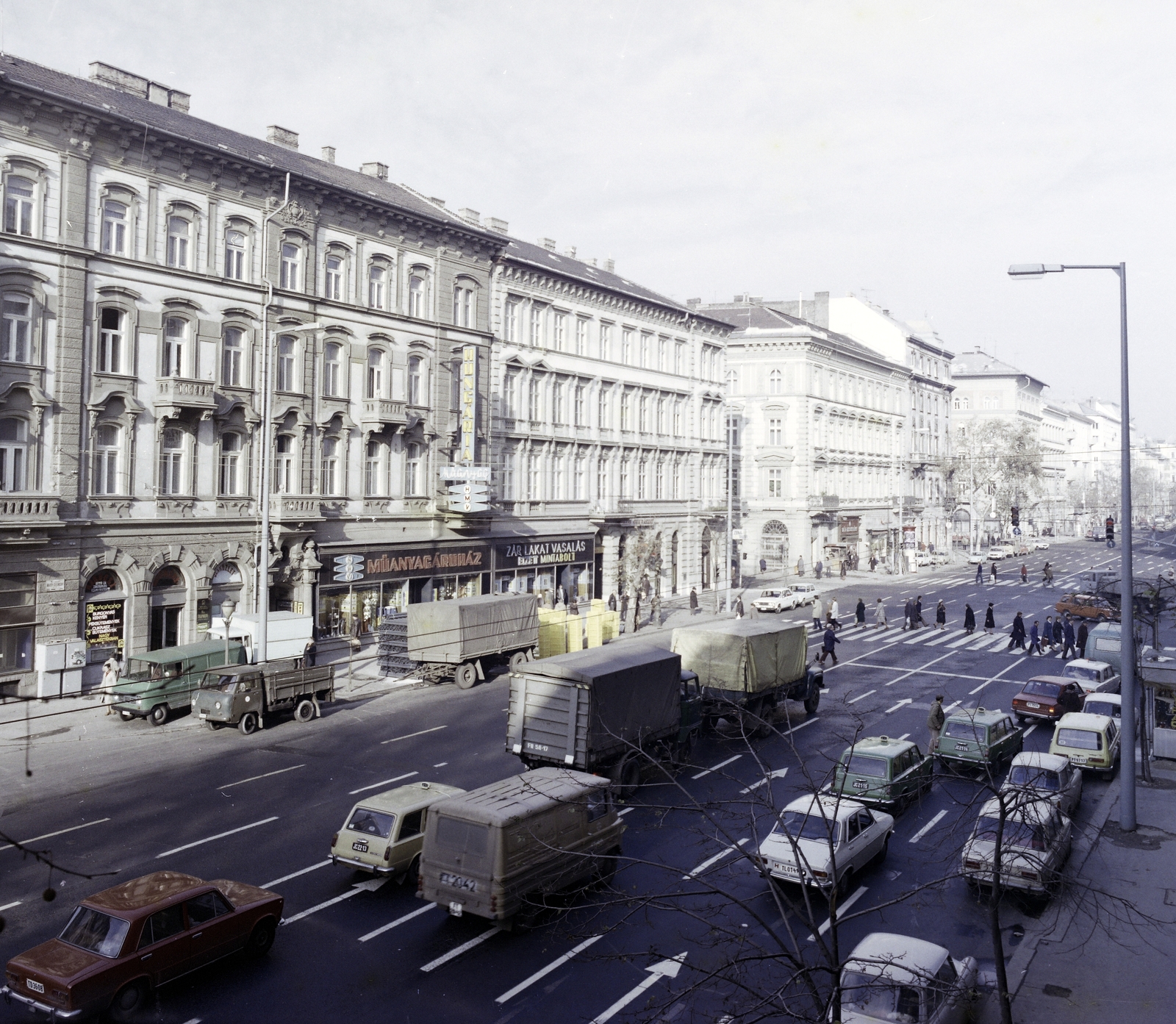 Hungary, Budapest V.,Budapest VI., Bajcsy-Zsilinszky út, szemben középen a Kálmán Imre utca torkolata., 1986, Artfókusz, Zuk-brand, neon sign, Lada 1200 estate, trailer, crosswalk, Budapest, Fortepan #280108