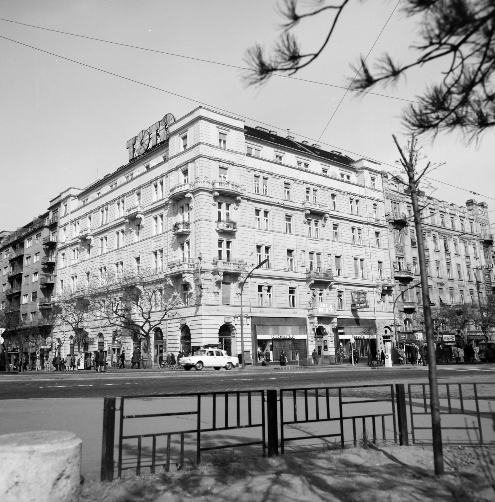 Hungary, Budapest V.,Budapest XIII., Jászai Mari tér, szemben a Szent István körút 2. számú sarokház., 1972, Artfókusz, Budapest, Fortepan #280114