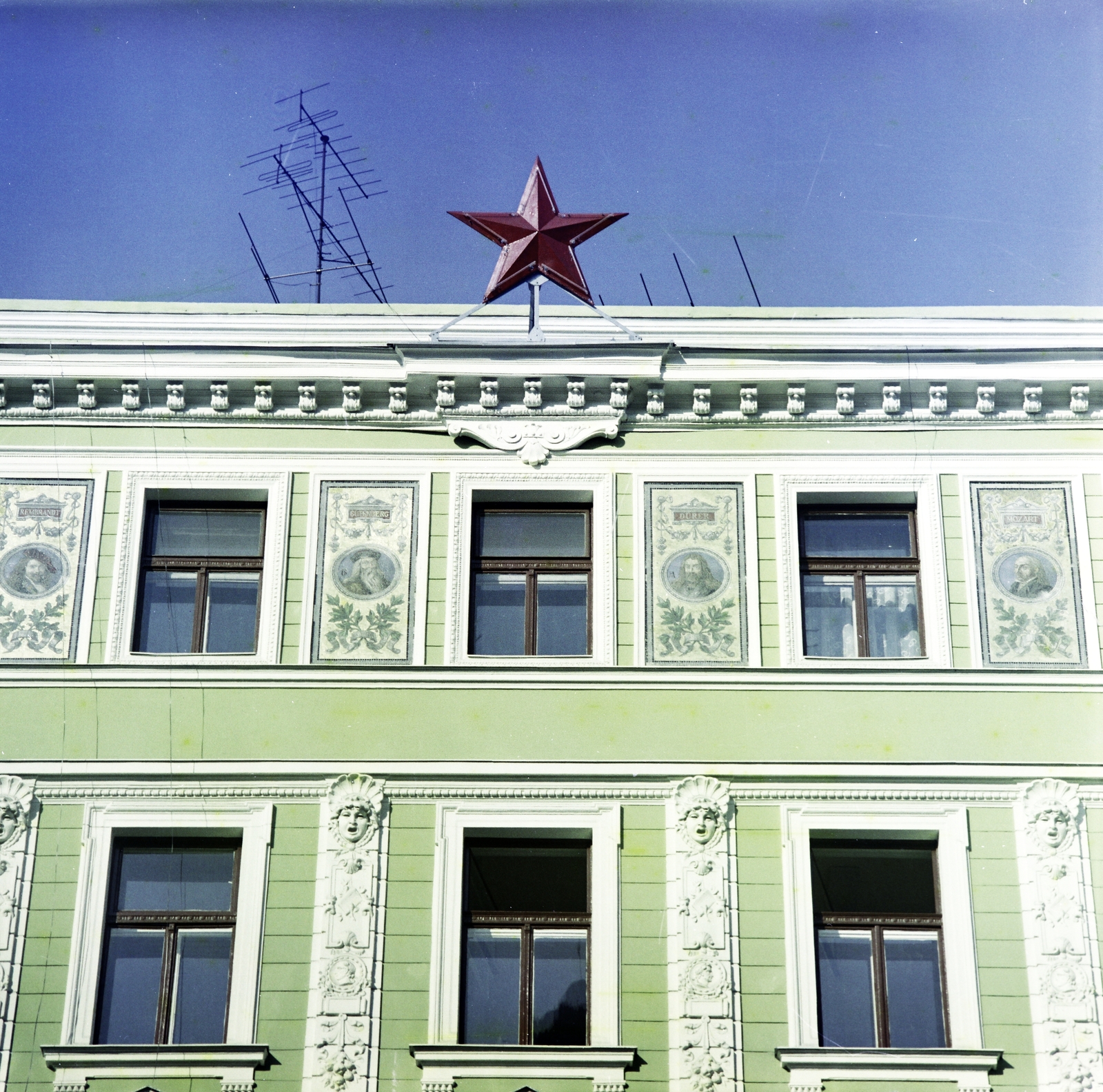 Hungary, Budapest VII., Rákóczi út 54., a Népszava Lapkiadó Vállalt székháza. A sgrafittókon Rembrandt, Güttenberg, Dürer és Mozart arcképe látható., 1981, Artfókusz, Budapest, Fortepan #280116