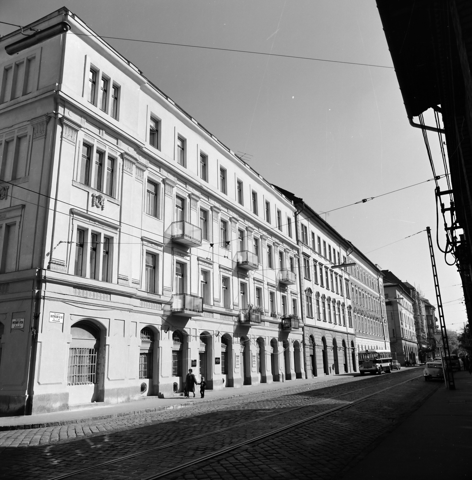 Hungary, Budapest VII., Bethlen Gábor utca, szemben a Peterdy utca - Dembinszky utca közötti házsor látható., 1975, Artfókusz, Budapest, Fortepan #280119
