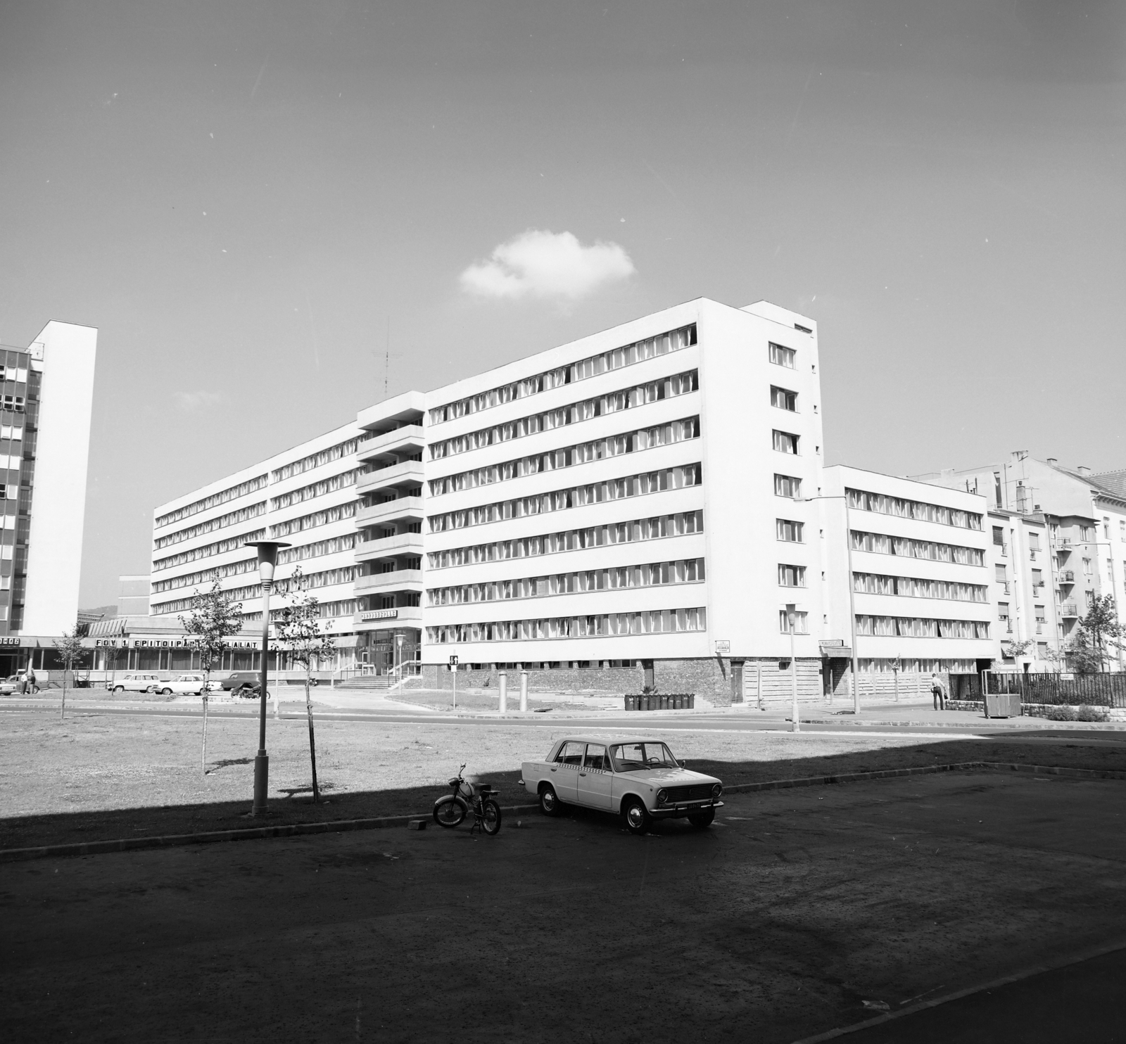 Magyarország, Budapest XI., Fraknó utca, a Fővárosi 1. sz. Építőipari Vállalat Irodaháza a Ballagi Mór utca és a Bánk bán utca között., 1975, Artfókusz, Fábián József, Budapest, Fortepan #280127