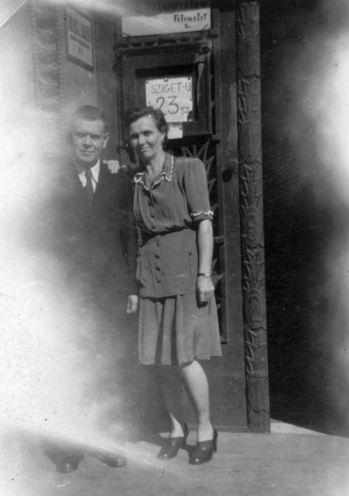 Hungary, Budapest XIII., Radnóti Miklós utca (Sziget utca) 21/b számú ház bejárata., 1948, Lukács Zsolt, Budapest, erroneous photo, lady, gentleman, Fortepan #28013