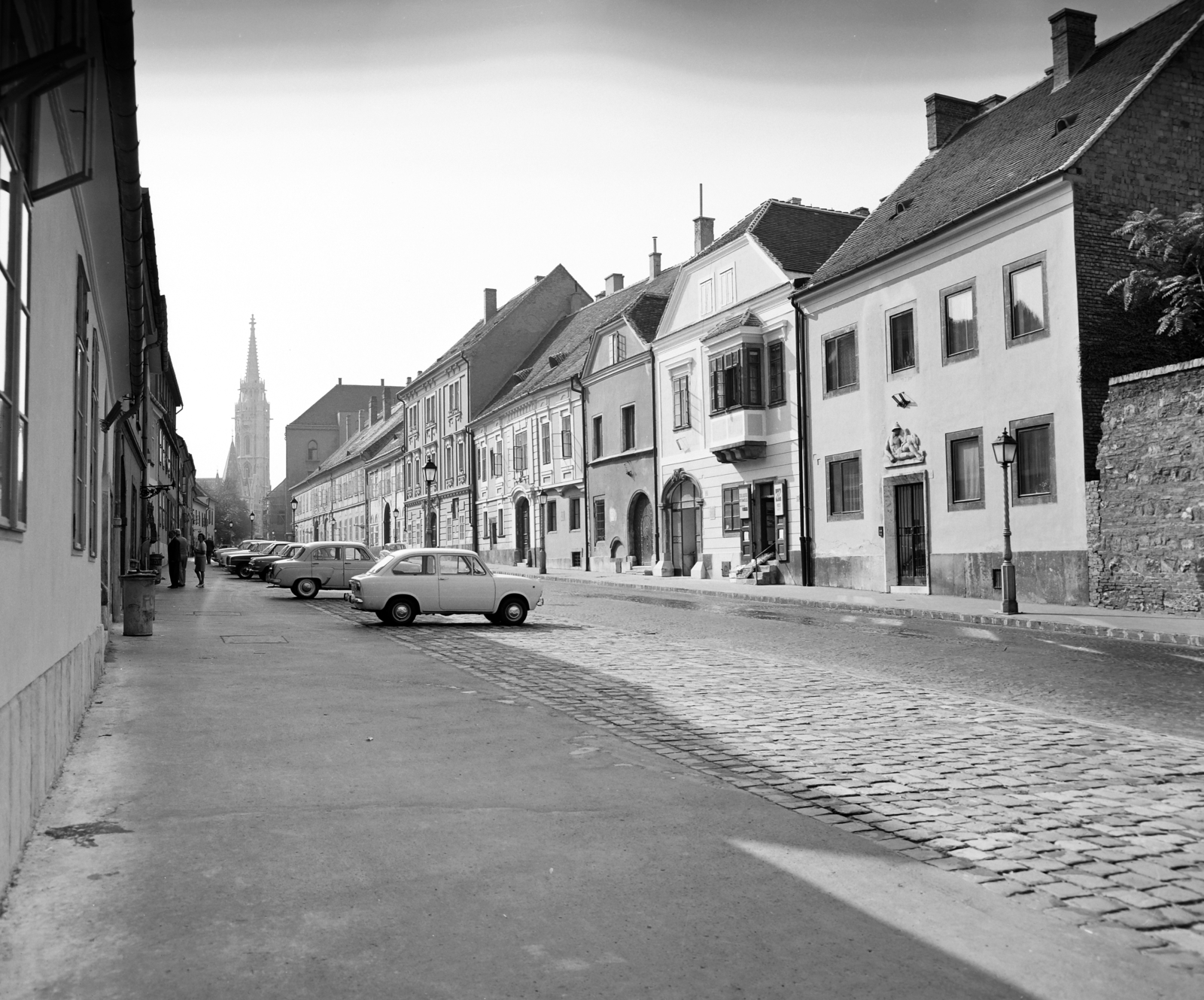 Magyarország, budai Vár, Budapest I., Fortuna utca a Bécsi kapu tér közelében, szemben a Mátyás-templom., 1972, Artfókusz, Fábián József, Fiat 850, Skoda 1000 MB, Mercedes W115, Moszkvics 407, Budapest, Fortepan #280132