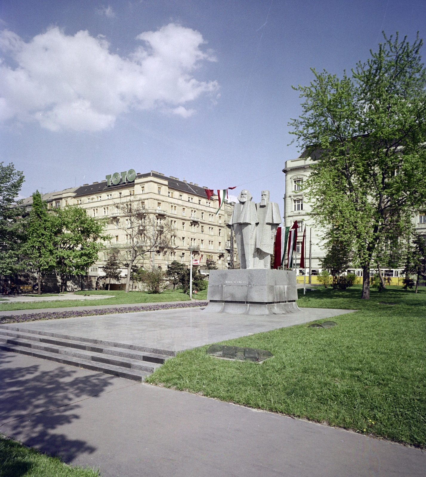 Hungary, Budapest V., Jászai Mari tér, Marx és Engels szobra (Segesdi György, 1971.)., 1972, Artfókusz, Budapest, colorful, Fortepan #280150