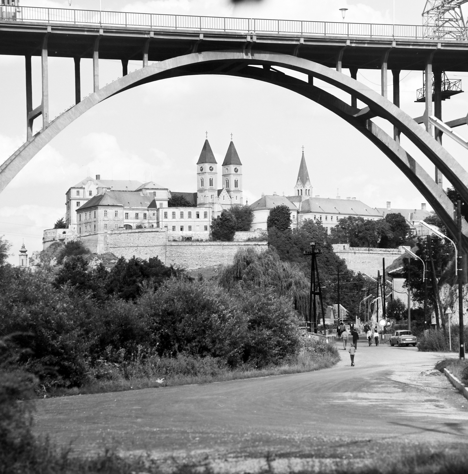 Magyarország, Veszprém, Kittenberger Kálmán utca, Szent István völgyhíd (Völgyhíd / Viadukt), háttérben a Vár., 1979, Artfókusz, Fábián József, Fortepan #280154
