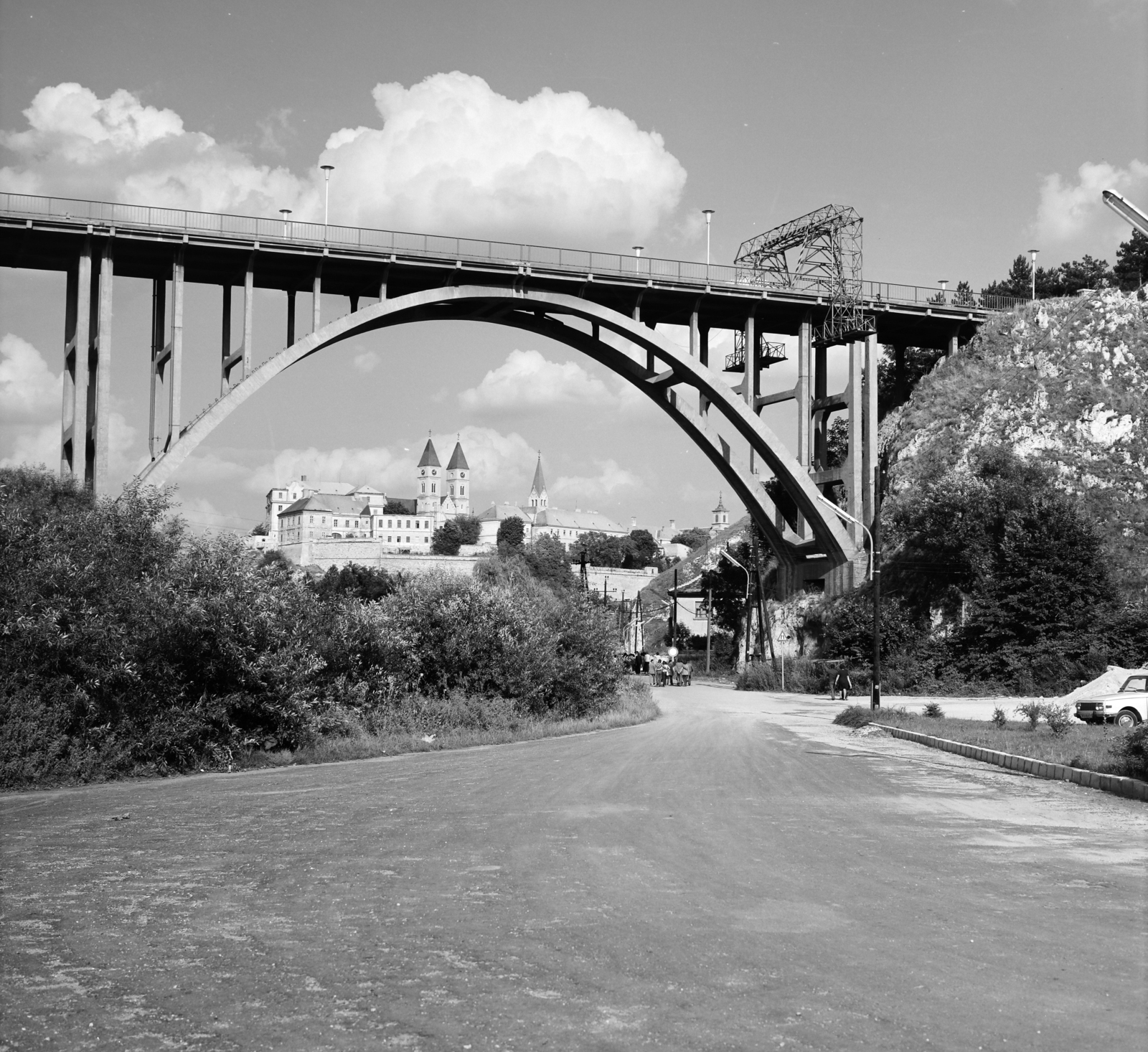 Magyarország, Veszprém, Kittenberger Kálmán utca, Szent István völgyhíd (Viadukt), háttérben a Vár., 1979, Artfókusz, Fábián József, Fortepan #280155