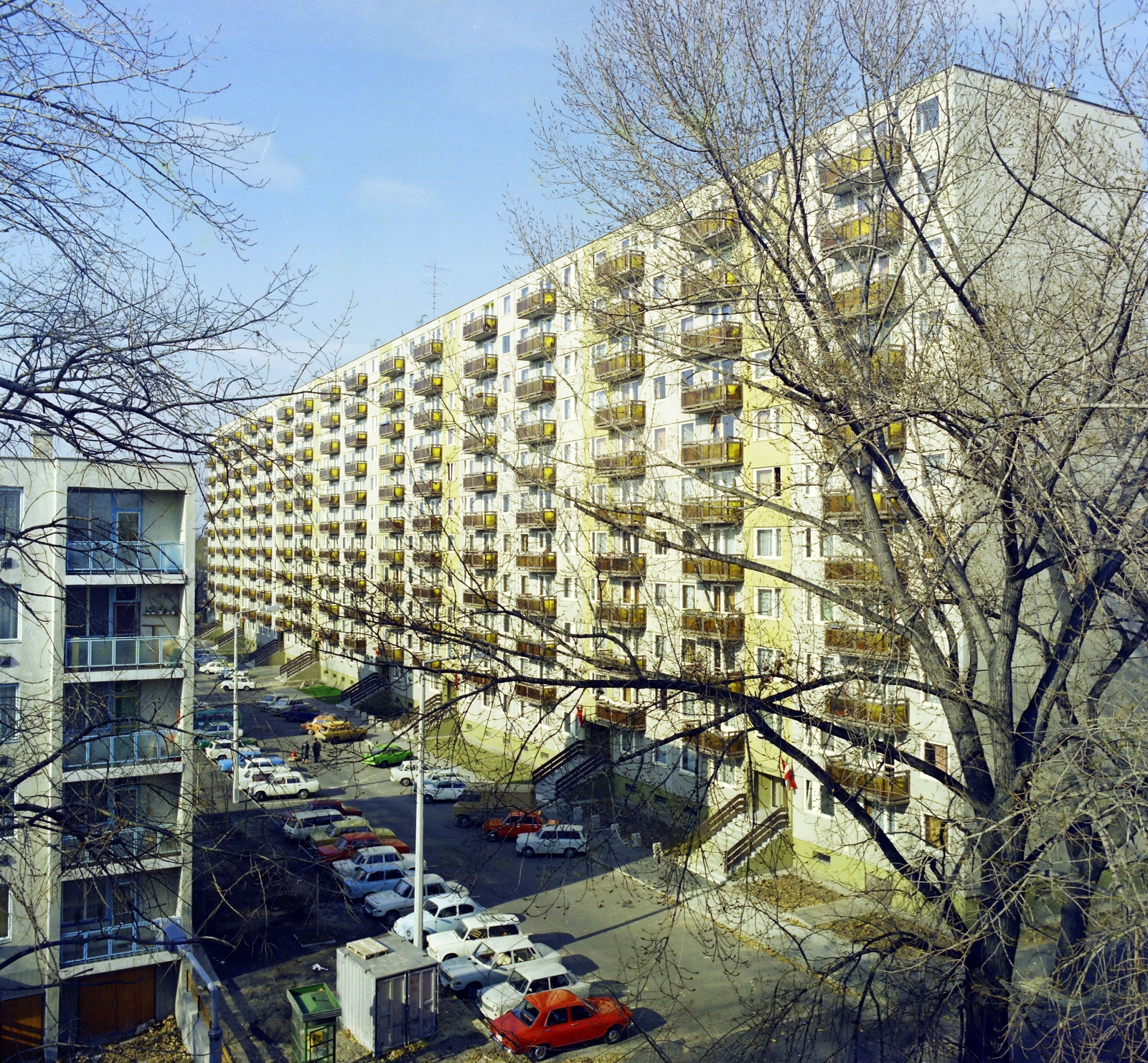 Magyarország, Budapest XIII., kilátás a Tomori utca - Béke utca sarkán álló épületből a a Gyöngyösi utca 11-25. számú sávház felé., 1983, Artfókusz, Fábián József, Zuk-márka, lakótelep, telefonfülke, Wartburg 353, Skoda 1000 MB, Volkswagen Bogár, Trabant 601, panelház, Dacia 1300, VAZ 2101, Budapest, Fortepan #280160
