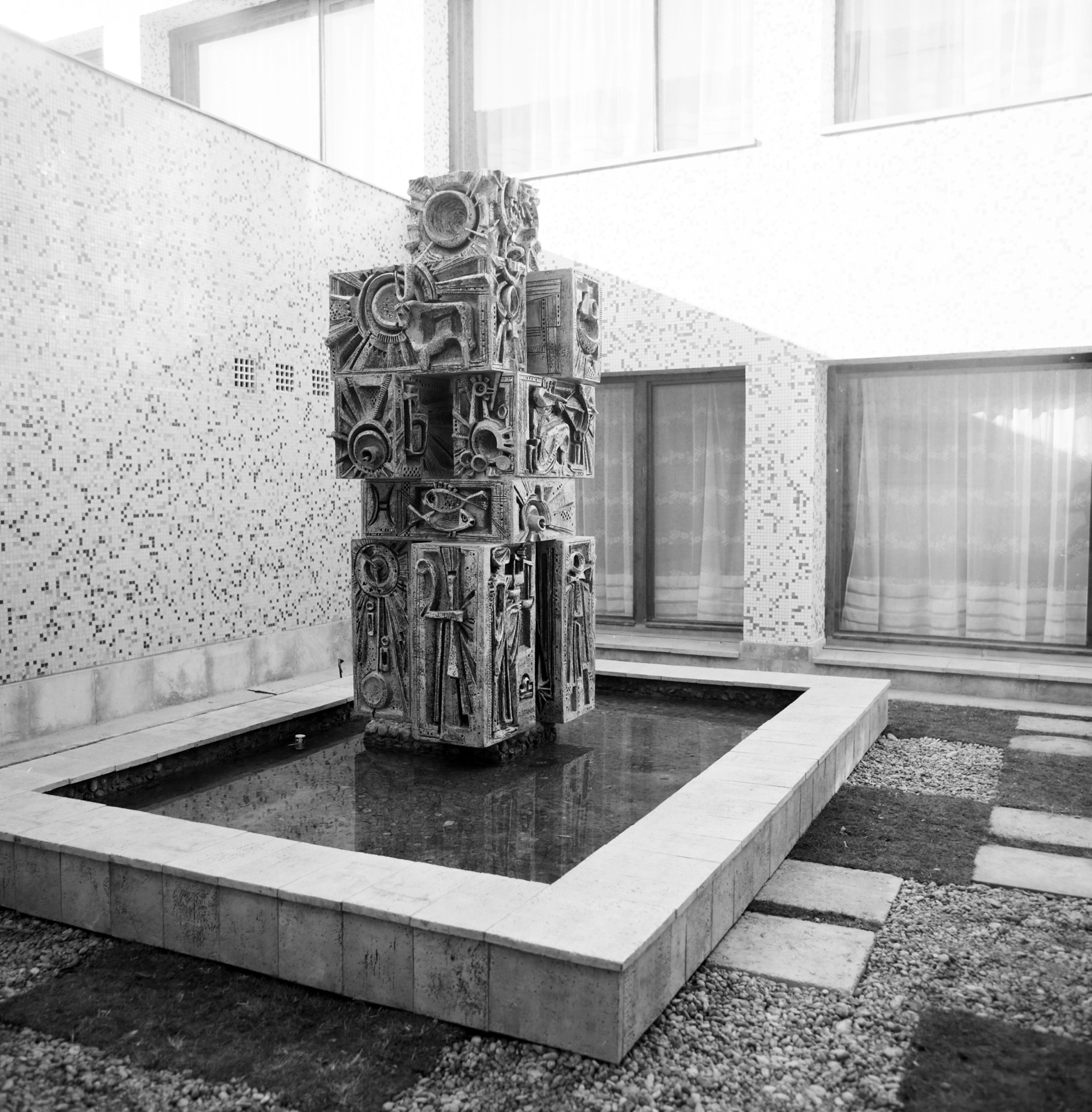 Hungary, Budapest I., Nyárs utca 2. szám alatti óvoda udvara, G. Staindl Katalin keramikus alkotása díszkút medencével (1971). Később a Budapest I. kerület Batthyány utca 8. szám alatti iskola belső kis díszkertjében került felállításra., 1978, Artfókusz, modern art, Budapest, Fortepan #280162