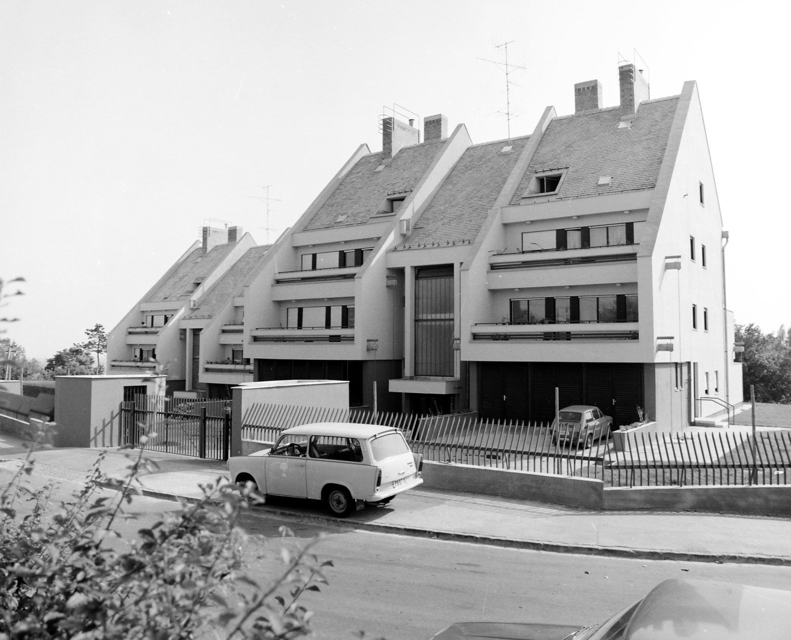 Hungary, Budapest II., Józsefhegyi utca, a 20. és 24. szám alatti társasházak, jobbra az Áfonya utca., 1981, Artfókusz, Budapest, Fortepan #280172