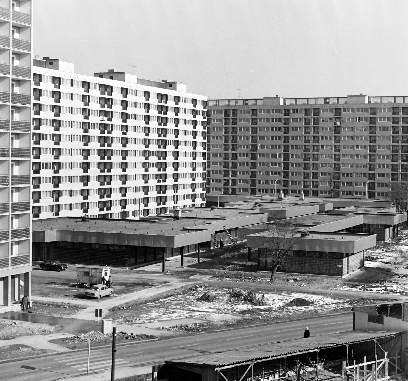 Hungary, Budapest XIV., Rákosfalva park, a bevásárlóközpont építkezése az Ond vezér utca 13. számú házból nézve., 1977, Artfókusz, blocks, concrete block of flats, caravan, Budapest, Fortepan #280177