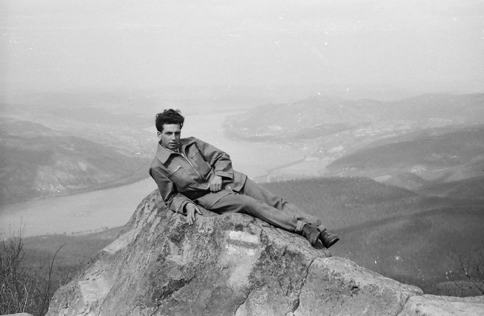 Hungary,Danube Bend, Visegrád Mountains, Prédikálószék, látkép Nagymaros és Visegrád felé., 1955, Umann Kornél, Danube, youth, man, sitting on a rock, Fortepan #28018