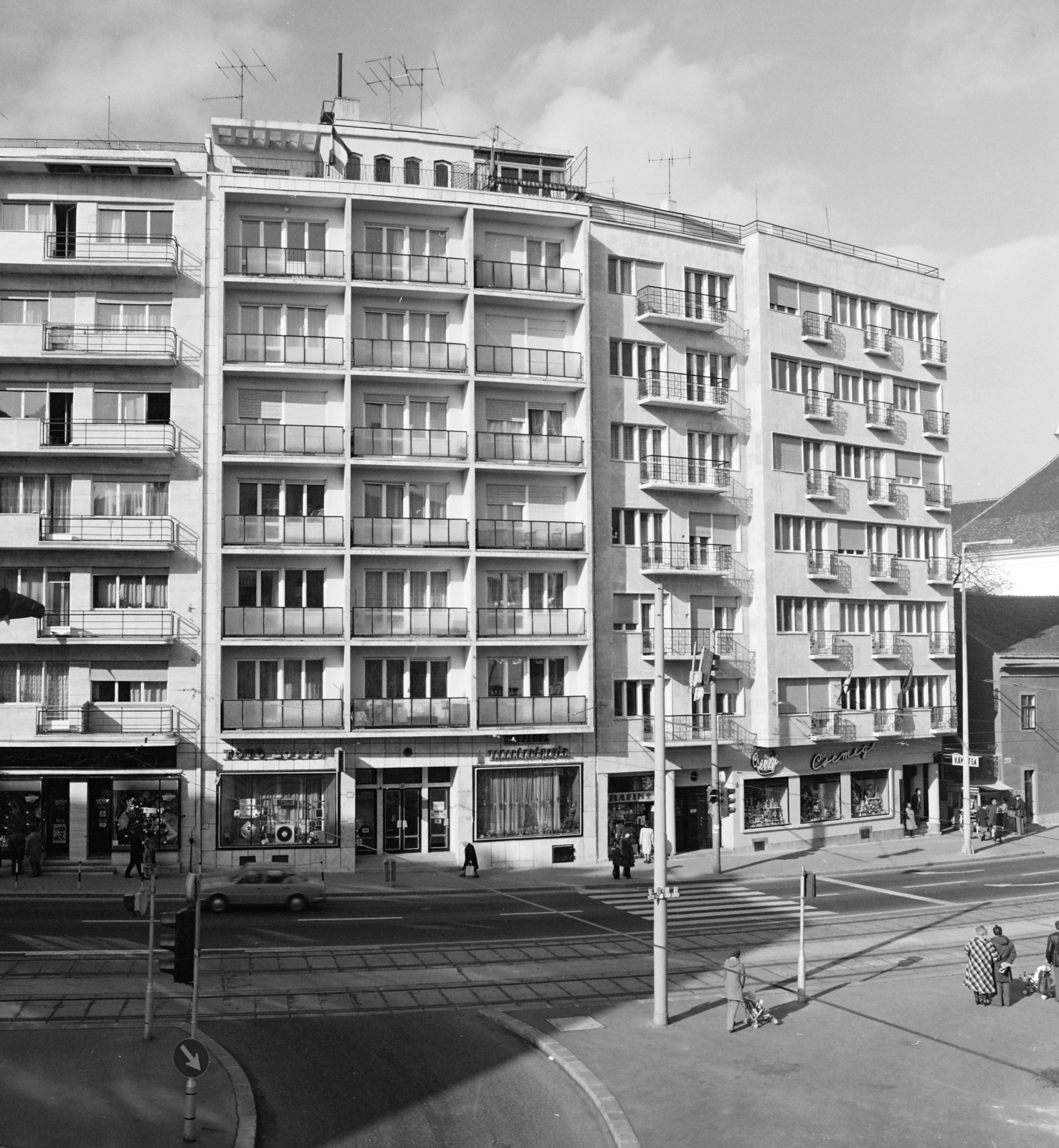 Hungary, Budapest II., Bem József utca - Horvát utca és a Margit körút (Mártírok útja) kereszteződés., 1982, Artfókusz, street view, house, Budapest, Fortepan #280180