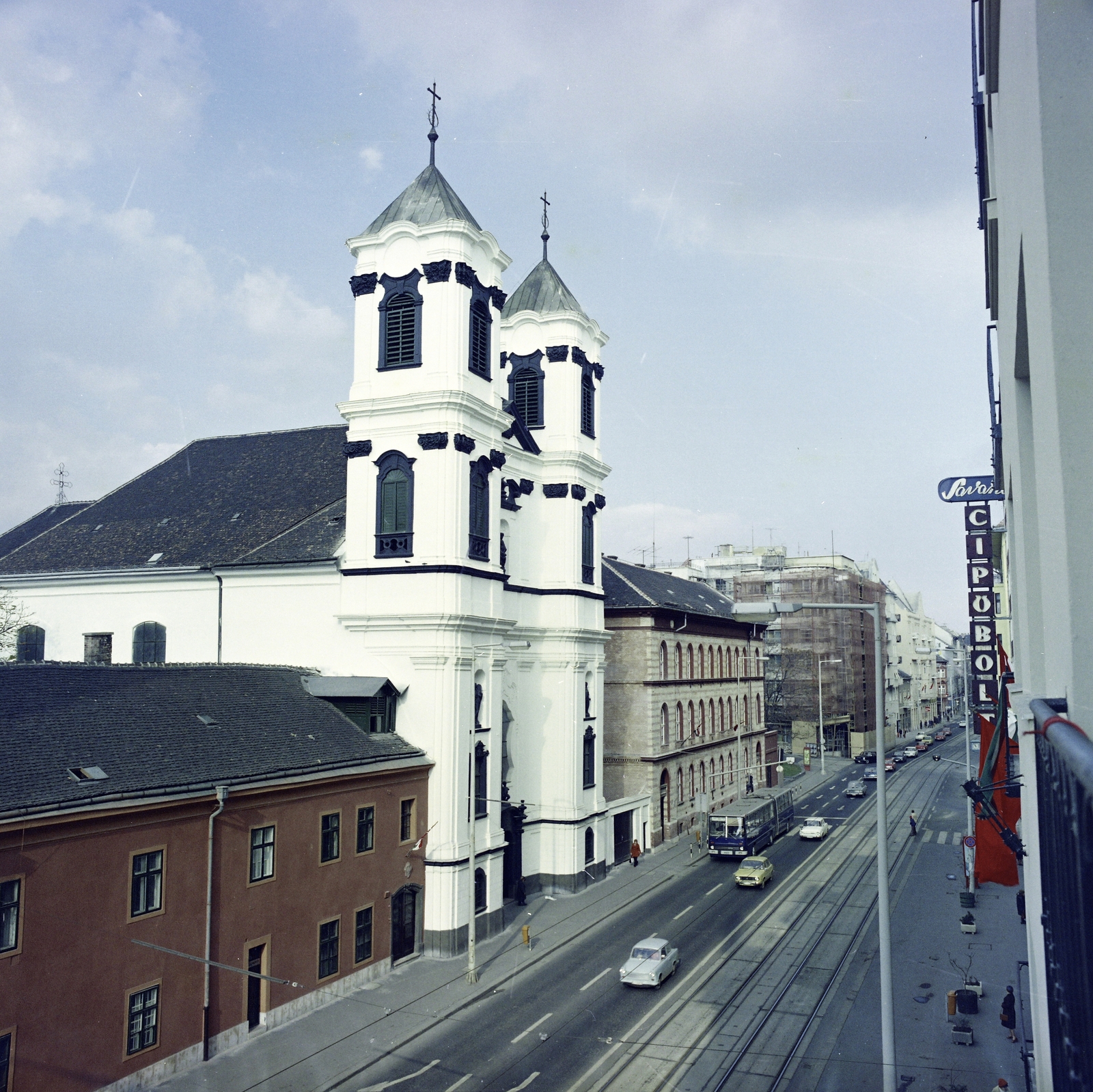 Hungary, Budapest II., Margit körút (Mártírok útja), kilátás a 38/a számú házból a felújított Országúti ferences templom felé., 1982, Artfókusz, street view, church, shoe store, Budapest, colorful, Fortepan #280182