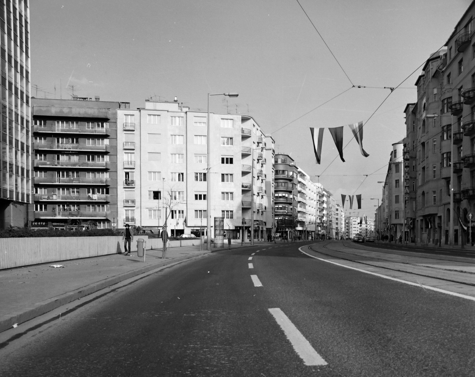 Hungary, Budapest II., Margit körút (Mártírok útja) a Széna tér felől, balra a Kohó- és Gépipari Minisztérium épülete és a Kis Rókus utca torkolata., 1982, Artfókusz, street view, flag, Budapest, Fortepan #280183