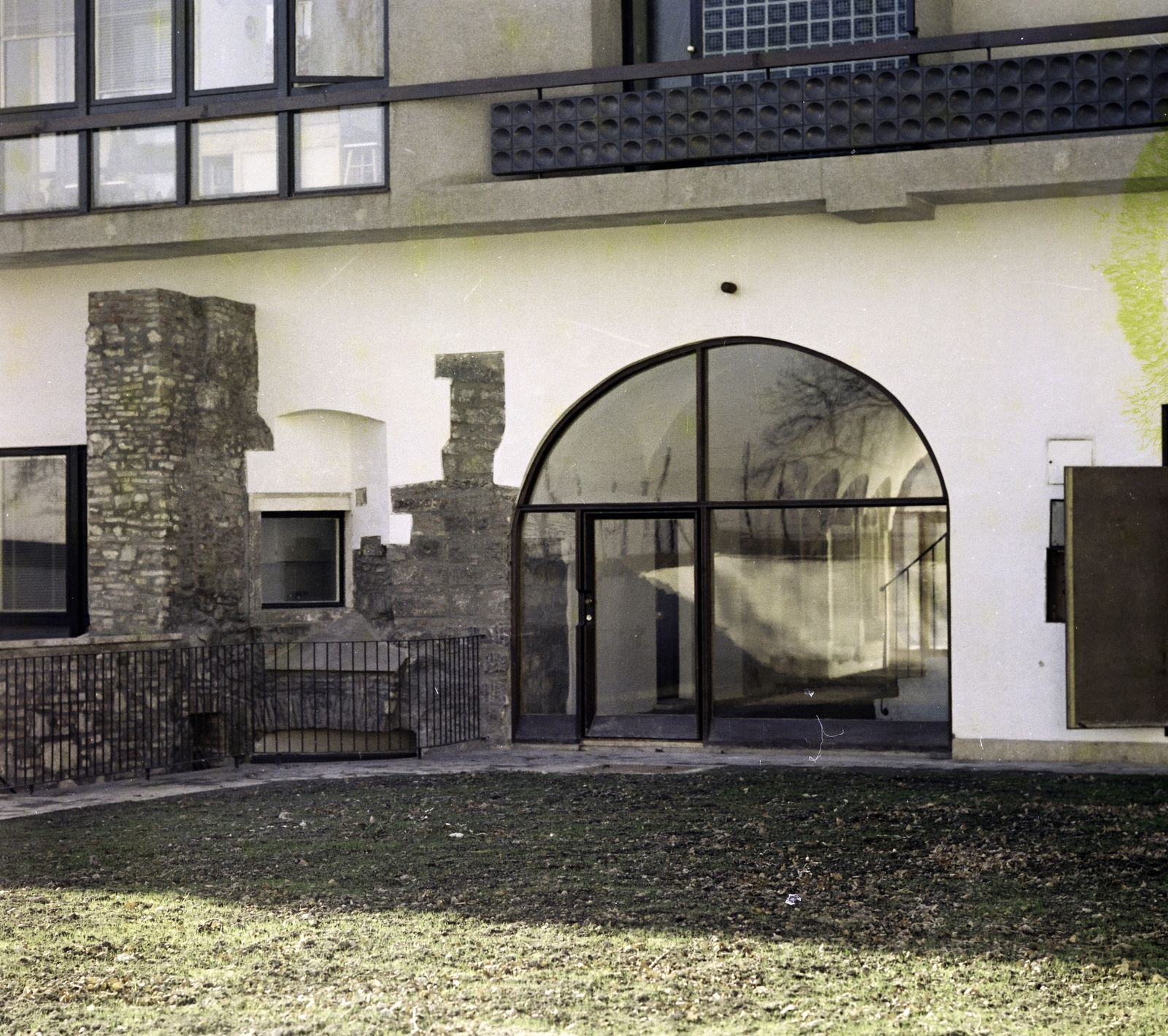 Magyarország, budai Vár, Budapest I., Tárnok utca 13., a ház udvara egy középkori ház maradványaival, és a gótikus ülőfülkékkel díszített kapualja., 1974, Artfókusz, Fábián József, Budapest, színes, Fortepan #280189