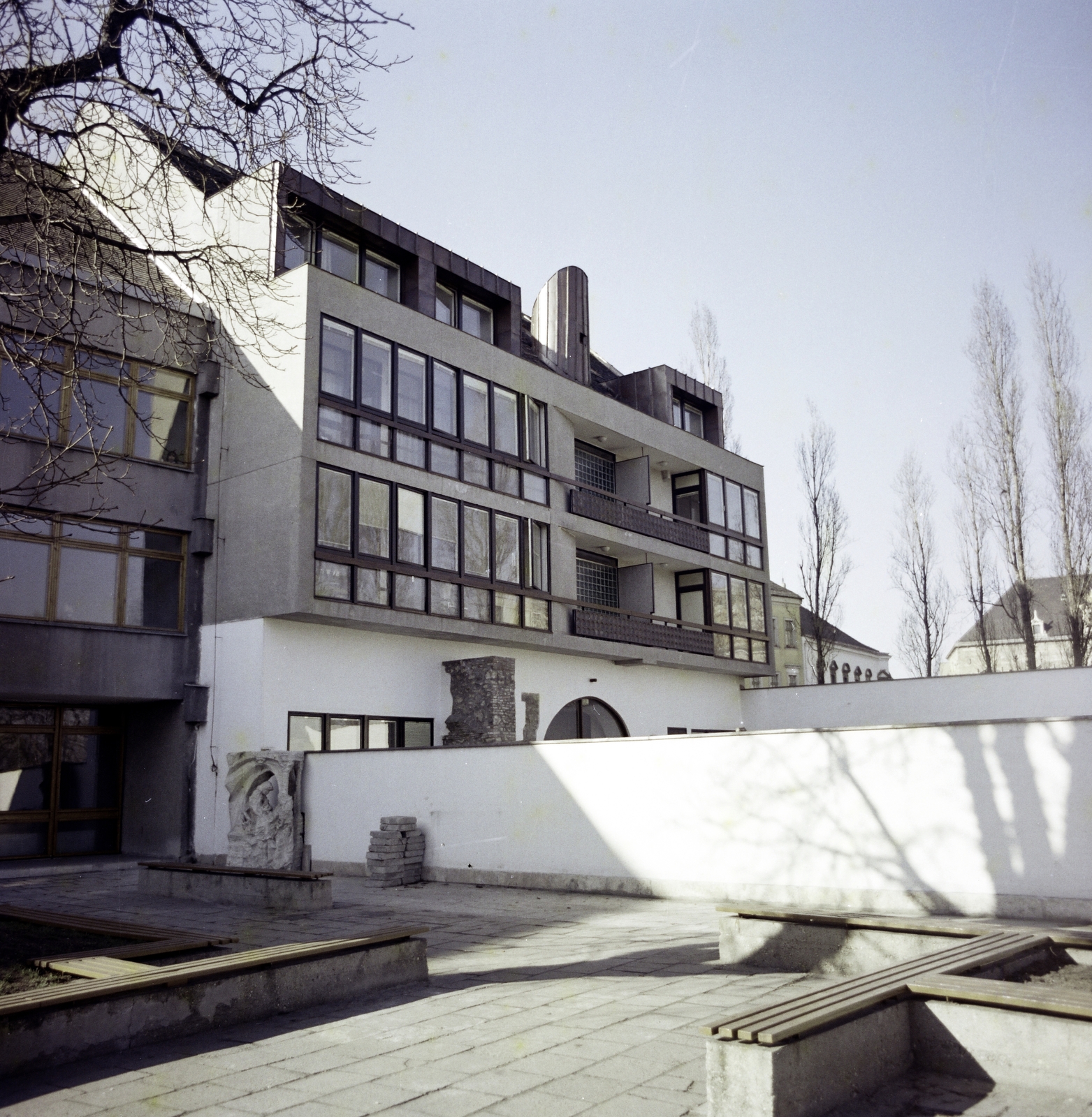 Hungary, Budapest I., Tárnok utca 9-11., a Budavári Általános Iskola udvara, a kőfal mögött a 13-as számú ház udvar felőli homlokzata., 1974, Artfókusz, Budapest, colorful, Fortepan #280190