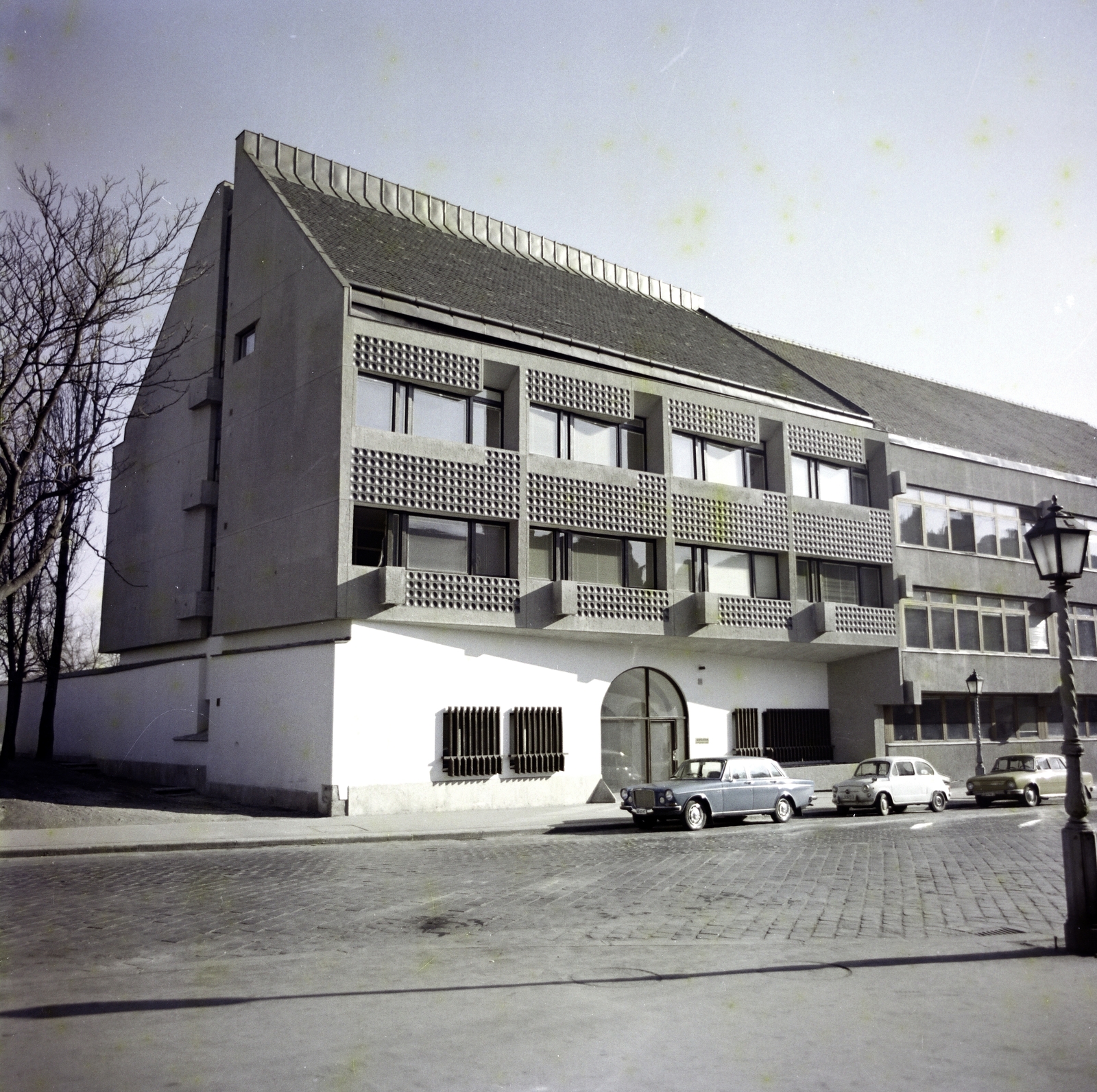 Hungary, Budapest I., Tárnok utca, szemben a 13-as számú ház, mellette a 9-11. szám alatti Budavári Általános Iskola épülete., 1973, Artfókusz, Budapest, colorful, Fortepan #280191