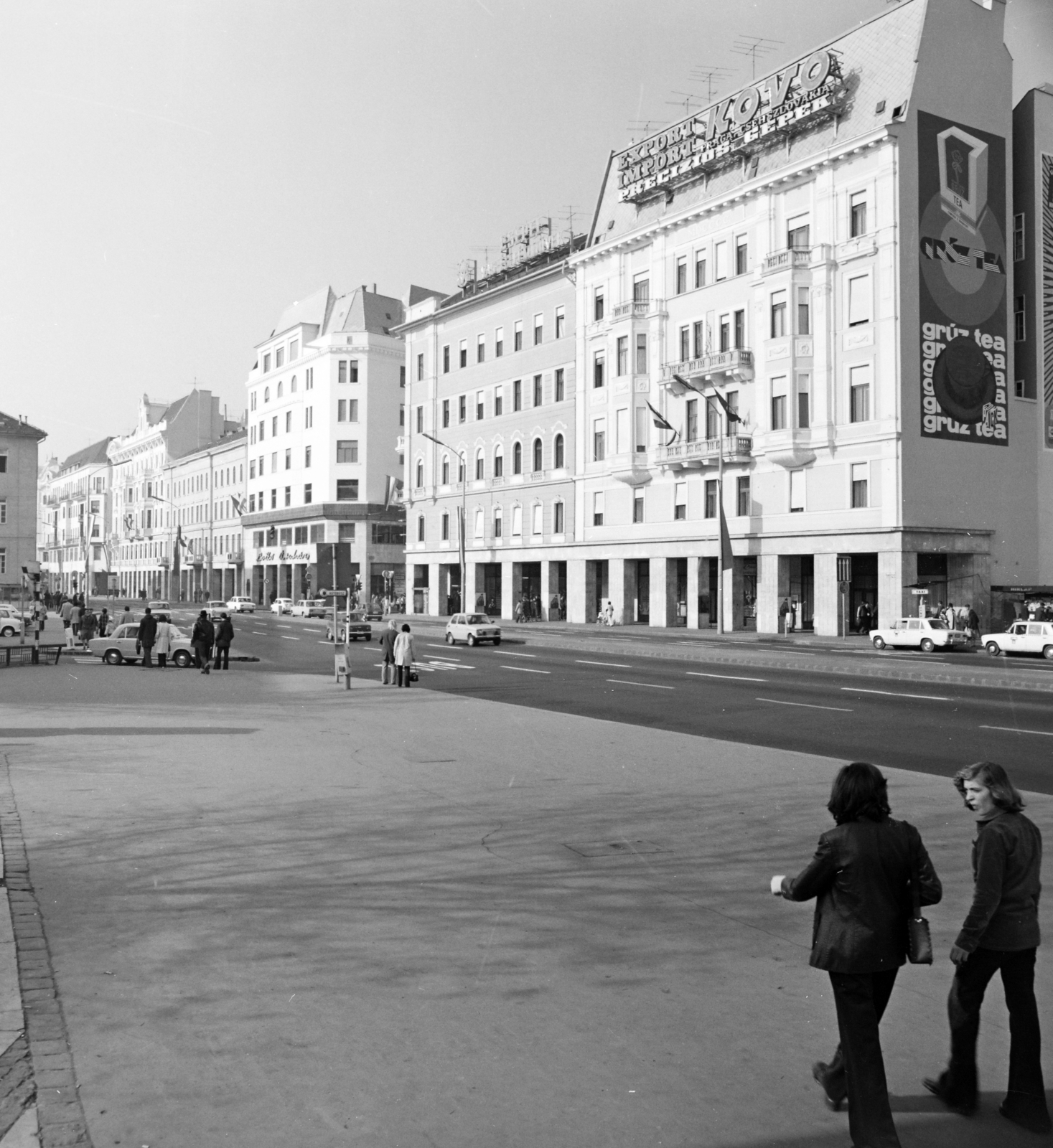 Hungary, Budapest VII., a Rákóczi út felújított házsora, szemben a Klauzál utca torkolatánál a Lottó Áruház látható. A felvétel a Blaha Lujza téren készült., 1980, Artfókusz, Budapest, Fortepan #280193
