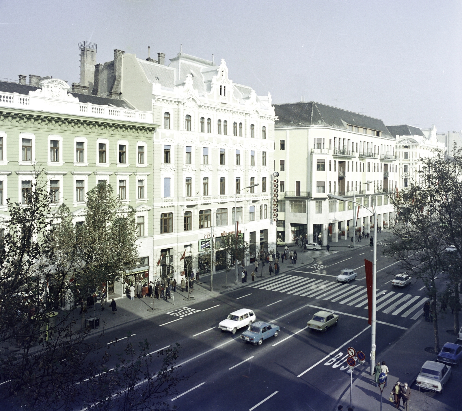 Magyarország, Budapest VII.,Budapest VIII., a Rákóczi út felújított házsora, középen a Nagy Diófa utca torkolata. A felvétel a Vas utca sarkán álló házból készült., 1980, Artfókusz, Fábián József, Wartburg 353, Skoda 1000 MB, húsbolt, Fiat 850 Coupé, gyalogátkelő, Budapest, Fortepan #280194