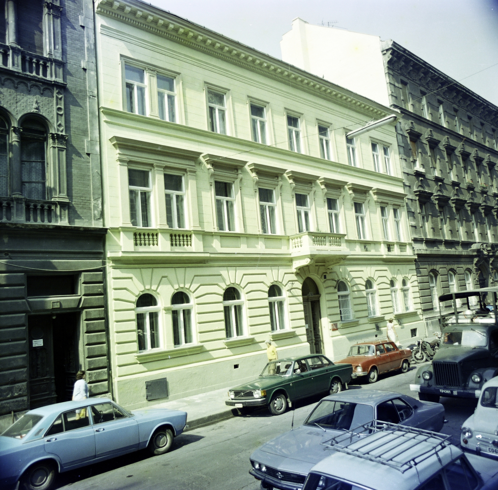 Hungary, Budapest VI., Csengery utca, szemben a felújított 56-os számú ház., 1985, Artfókusz, Budapest, Fortepan #280204