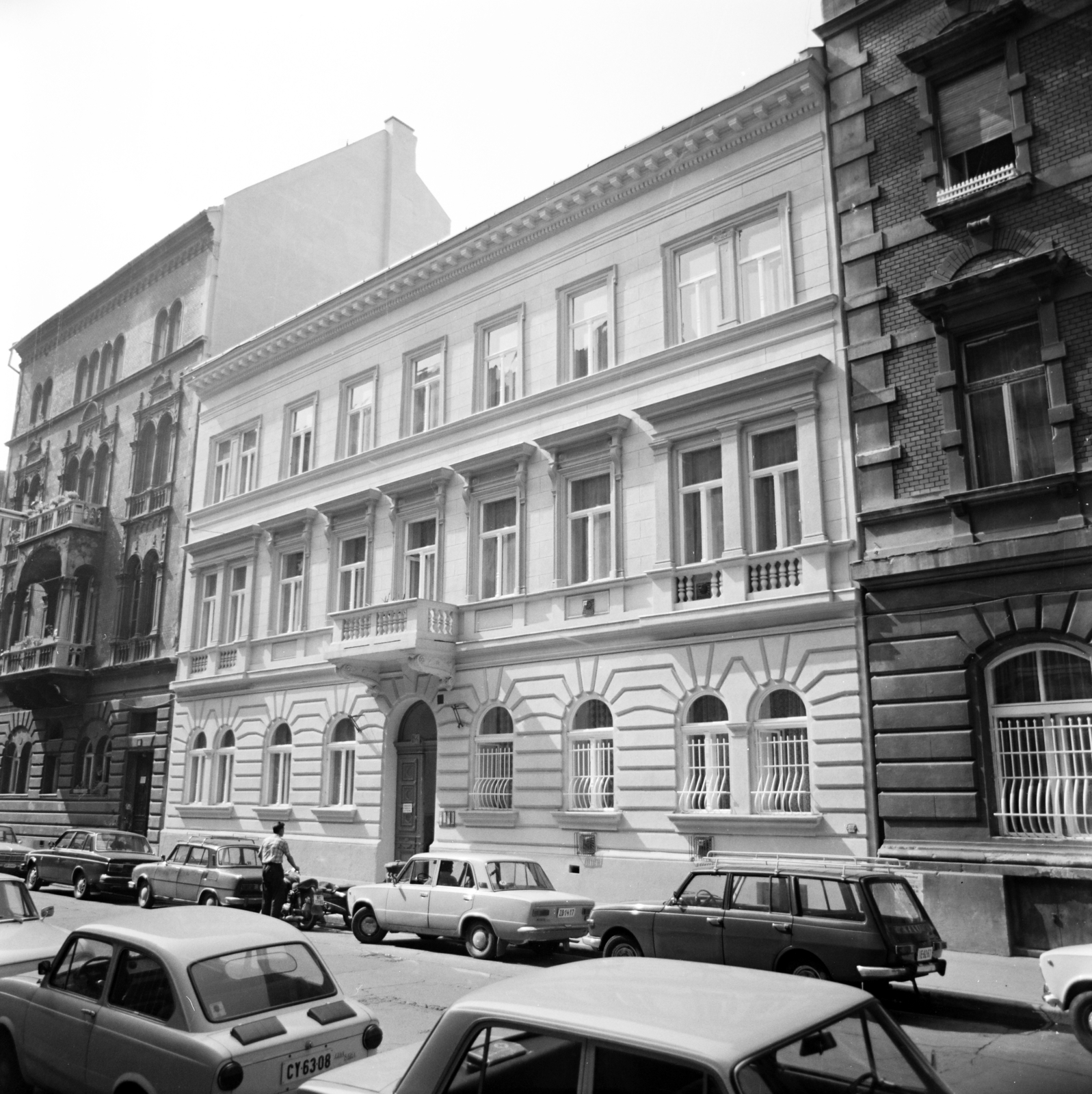 Hungary, Budapest VI., Csengery utca, szemben a felújított 56-os számú ház., 1985, Artfókusz, Budapest, Fortepan #280205