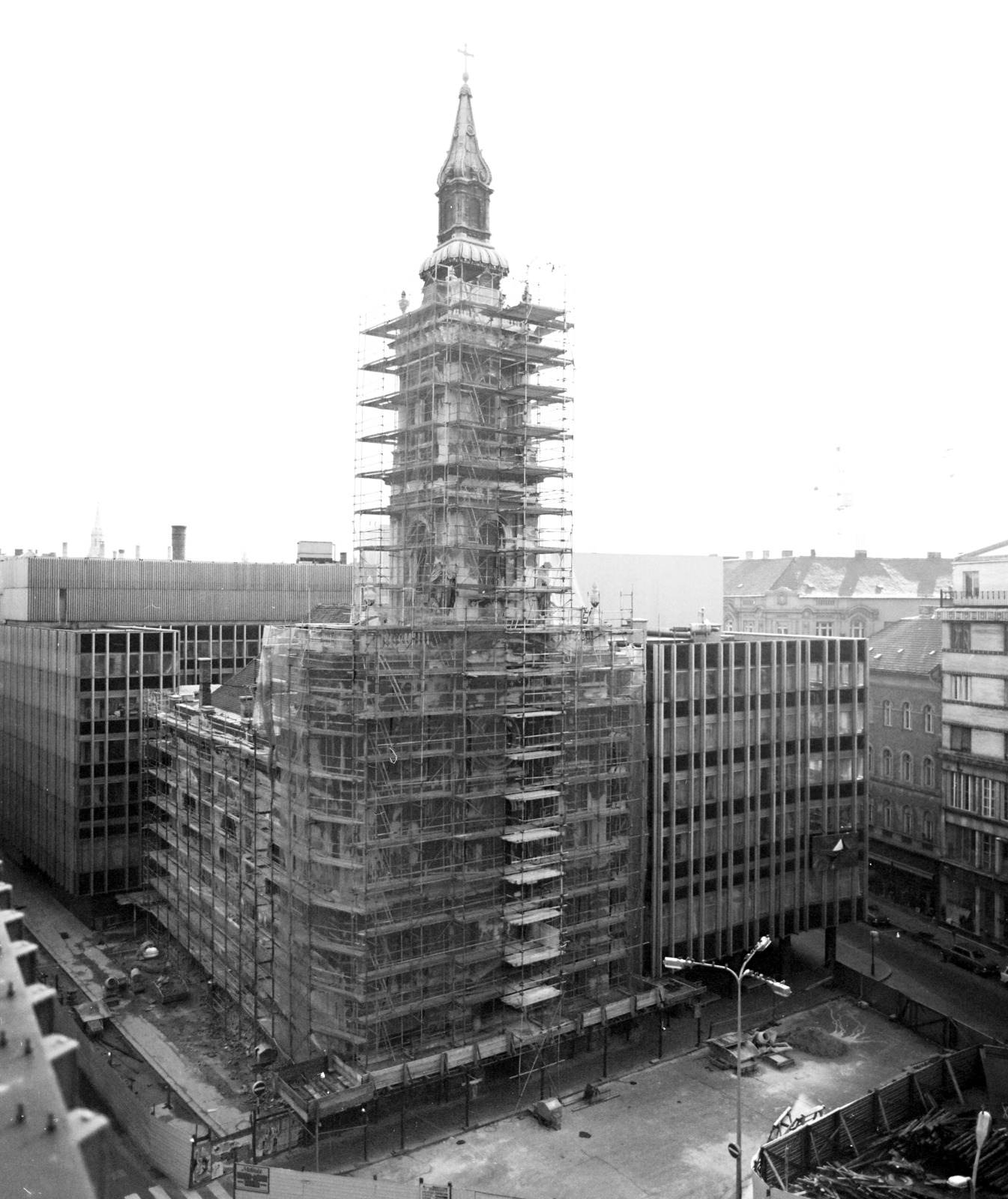 Hungary, Budapest V., Szervita (Martinelli) tér, a felvétel az Interag parkolóházból készült. Balra a Városház utca és felállványozott Belvárosi Szent Anna-templom (szervita templom). Jobbra a Belvárosi Távbeszélő Központ és a Petőfi Sándor utca., 1981, Artfókusz, Budapest, Fortepan #280209