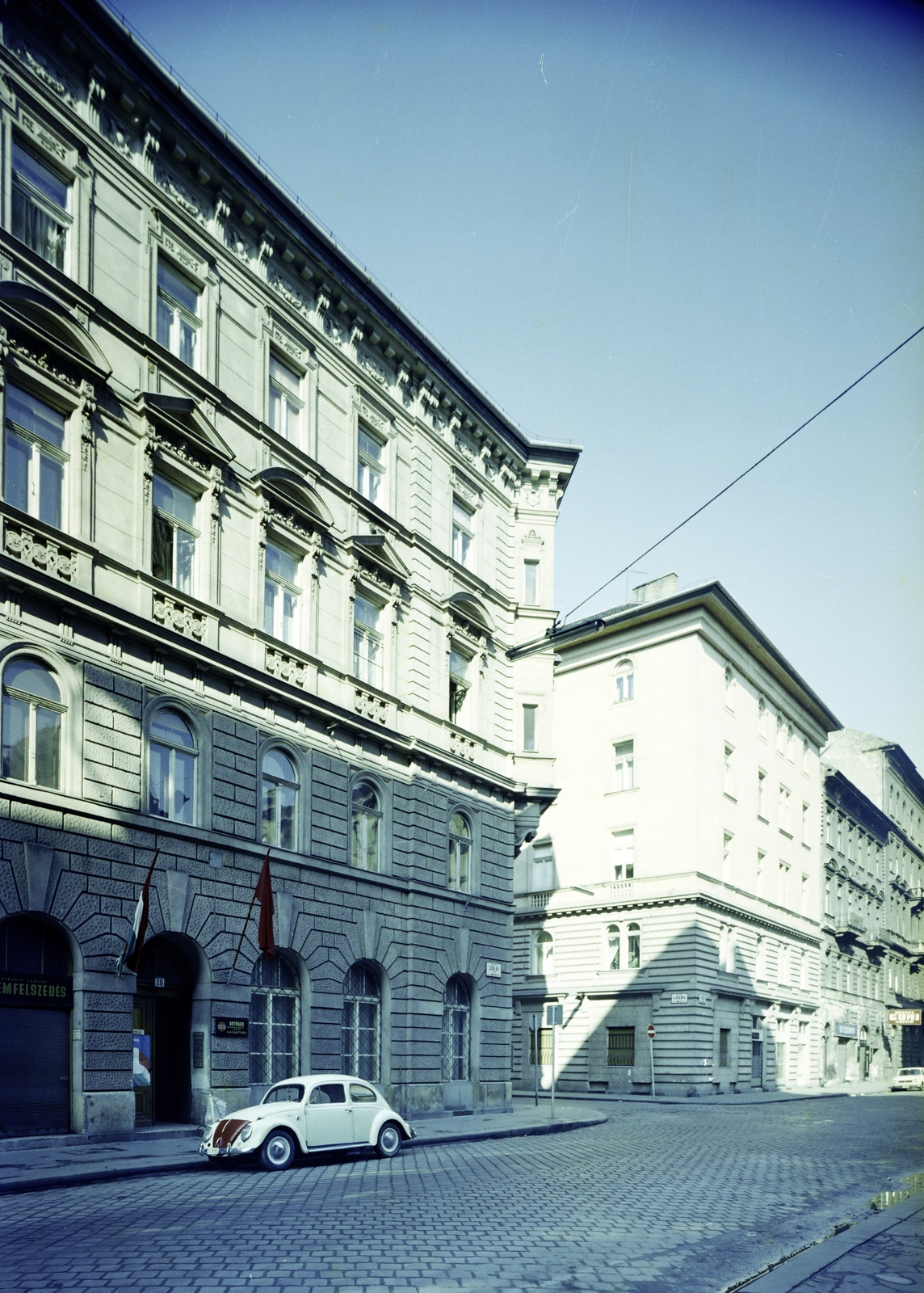 Hungary, Budapest VI., Jókai utca, szemben a Lovag utca torkolata., 1972, Artfókusz, Volkswagen Beetle, colorful, Budapest, Fortepan #280216