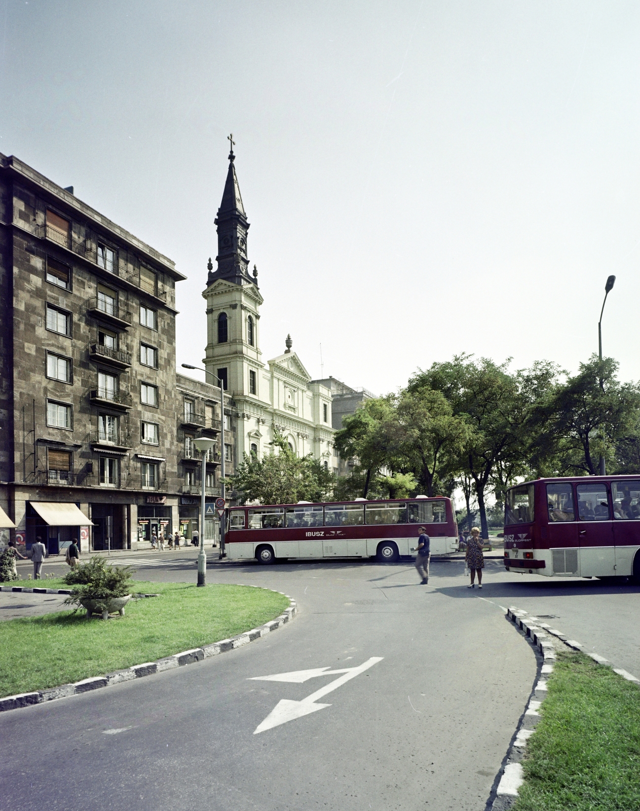 Magyarország, Budapest V., szemben a Petőfi téren a felújított Nagyboldogasszony ortodox székesegyház. A felvétel a Hotel Duna Intercontinental parkolója felől készült., 1976, Artfókusz, Fábián József, Budapest, színes, Fortepan #280218