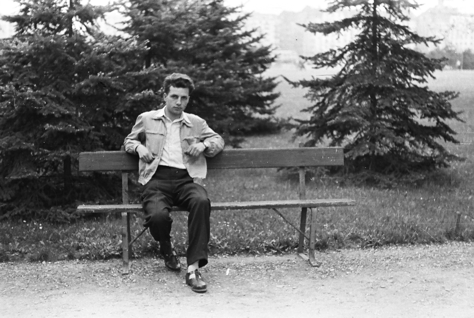 Hungary, Margit Islands, Budapest, háttérben az újlipótvárosi házak., 1957, Umann Kornél, bench, man, Fortepan #28022