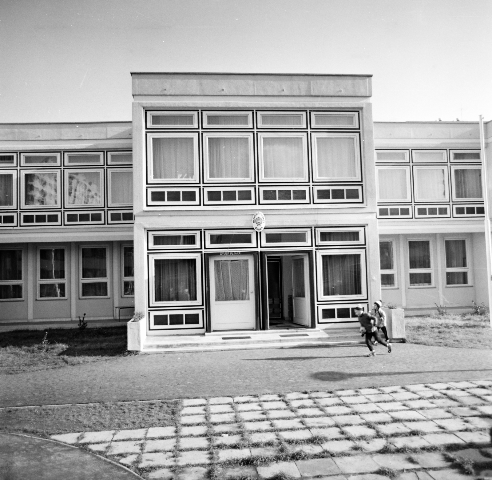 Magyarország, Budapest XIV., Ond vezér sétány, a Napköziotthonos Óvoda bejárata., 1975, Artfókusz, Fábián József, iskola, zománctábla, címer, Budapest, Fortepan #280221