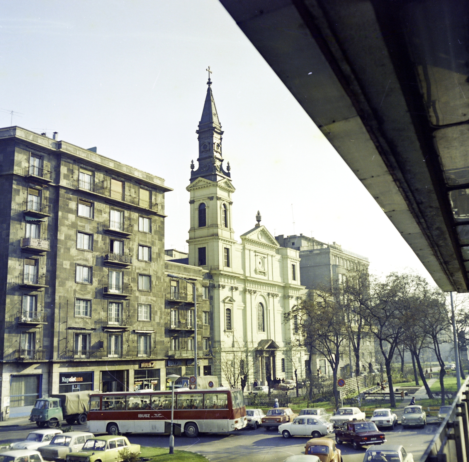 Hungary, Budapest V., szemben a Petőfi téren a felújított Nagyboldogasszony ortodox székesegyház. A felvétel a Hotel Duna Intercontinental üzletsorának teraszáról készült., 1979, Artfókusz, Budapest, Fortepan #280225