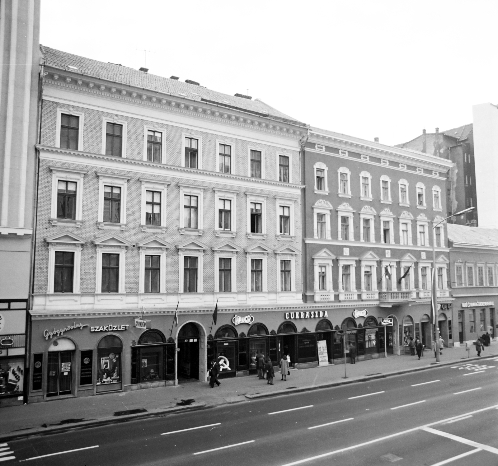 Hungary, Budapest VIII., Rákóczi út felújított házsora, középen a 47. és 49. számú ház földszintjén a Hauer cukrászda látható., 1983, Artfókusz, building, street view, Budapest, Fortepan #280229