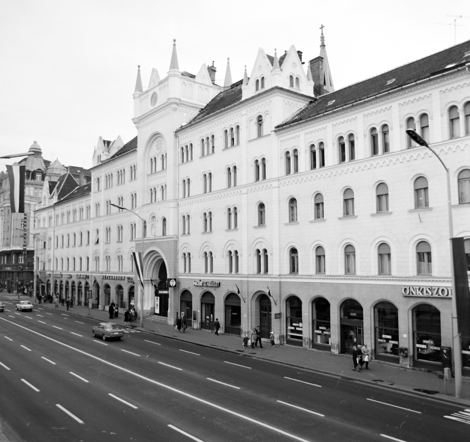Hungary, Budapest VIII., Rákóczi út, szemben a felújított 57. számú ház, balra a Kiss József utca torkolata., 1983, Artfókusz, Budapest, Fortepan #280230