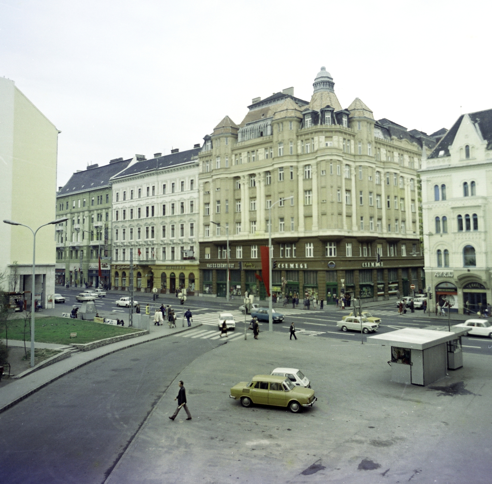 Hungary, Budapest VII.,Budapest VIII., Szövetség utca, szemben a Rákóczi út felújított házsora, jobbra a Luther utca torkolata., 1983, Artfókusz, building, street view, crosswalk, Budapest, automobile, Fortepan #280231