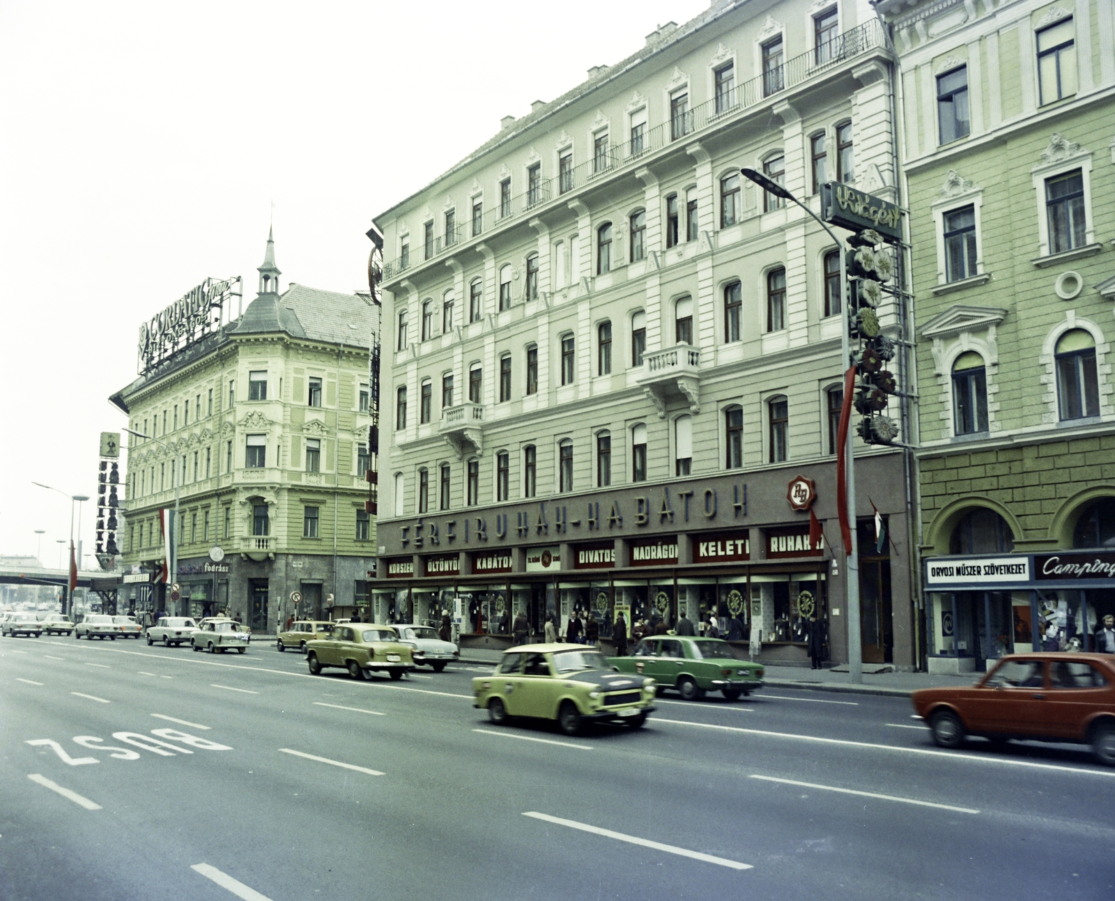 Hungary, Budapest VIII., Rákóczi út, szemben a felújított 75. számú ház. Balra a Baross tér, jobbra a Berzsenyi utca torkolatánál a 73-as szám épületben a Ruházati Bolt Vállalat Keleti Ruhaháza., 1983, Artfókusz, building, street view, shop, Budapest, automobile, Fortepan #280234