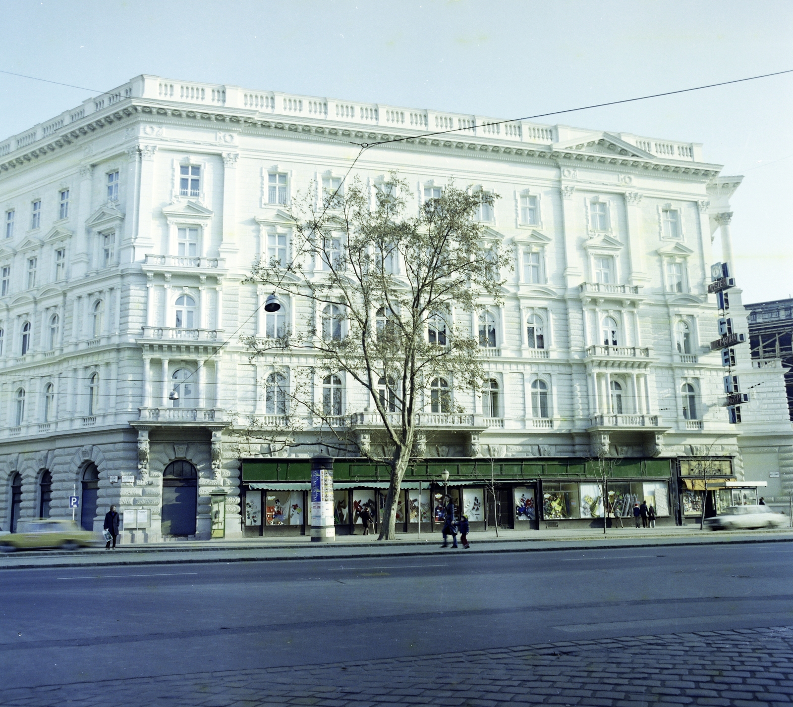 Magyarország, Budapest VI., Bajcsy-Zsilinszky út, szemben a Révay utca és az Andrássy út között a Fonciére-palota., 1980, Artfókusz, Fábián József, Budapest, színes, ruhaüzlet, Fortepan #280240