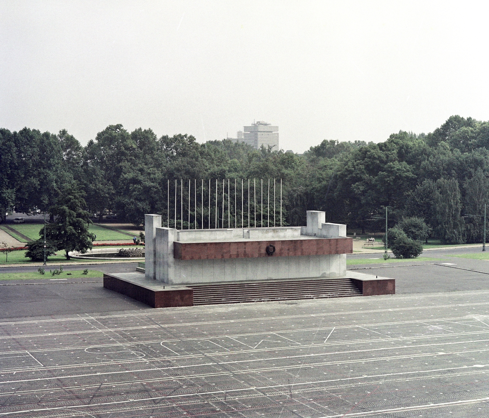 Hungary, Budapest XIV., Ötvenhatosok tere (Felvonulási tér), a Sztálin szobor egykori talapzatából kialakított dísztribün az átépítése után., 1976, Artfókusz, Budapest, colorful, Fortepan #280241