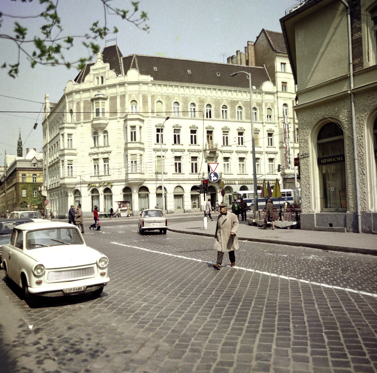 Magyarország, Budapest II., Frankel Leó út, szemben a Margit körút (Mártírok útja) 3. számú ház., 1974, Artfókusz, Fábián József, Trabant-márka, Trabant 601, Budapest, Fortepan #280242