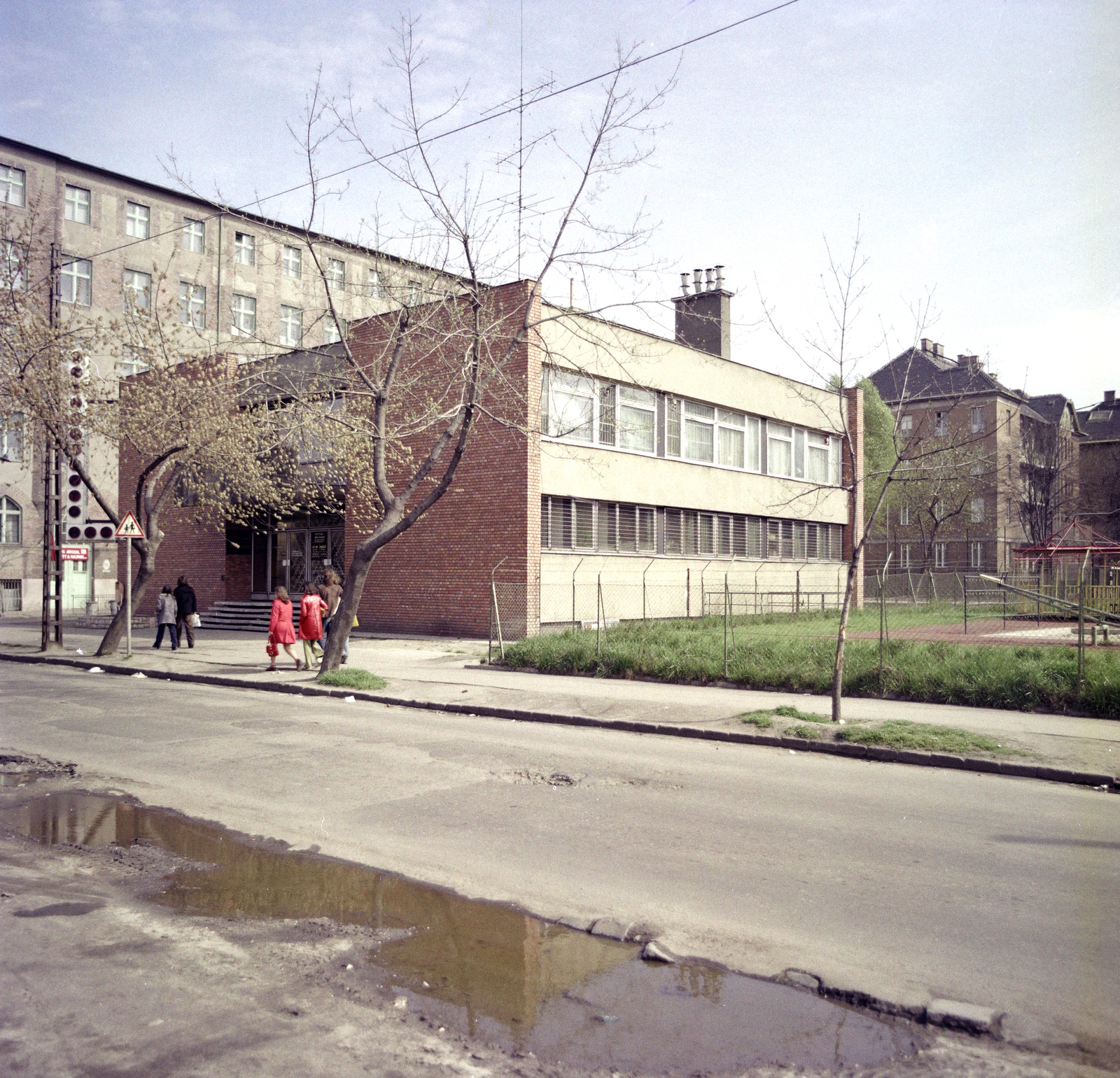 Hungary, Budapest VIII., Százados út, szemben a 8-10. szám alatti szolgáltatóház (később jelentősen átépítve, iskola), háttérben a Szörény utca melletti épület látható., 1977, Artfókusz, Budapest, Fortepan #280245