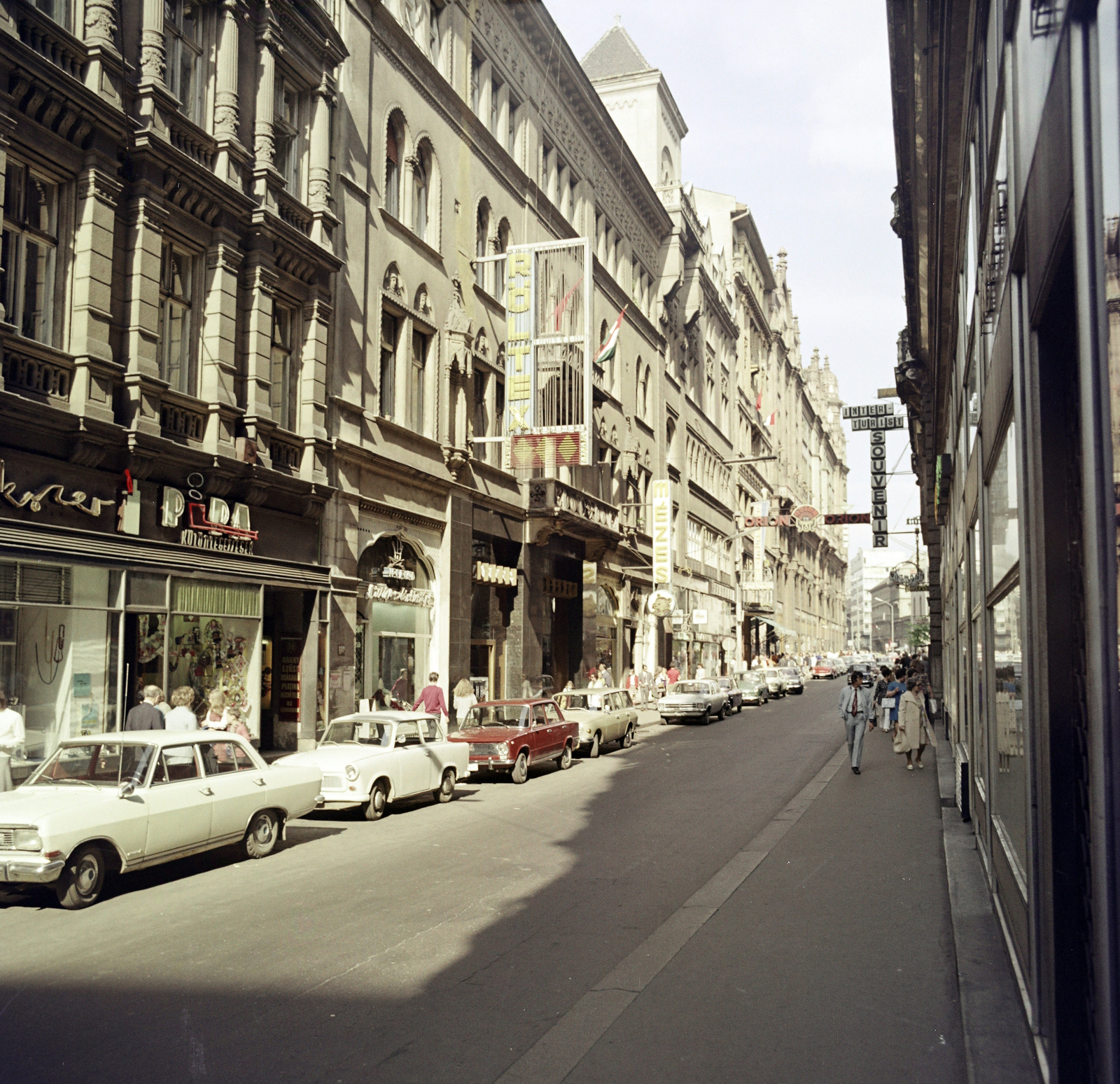 Hungary, Budapest V., Kígyó utca 4-6., középen a Röltex szőnyeg- és függönyszaküzlet és a Mézes Mackó büfé., 1974, Artfókusz, Budapest, car park, Fortepan #280249