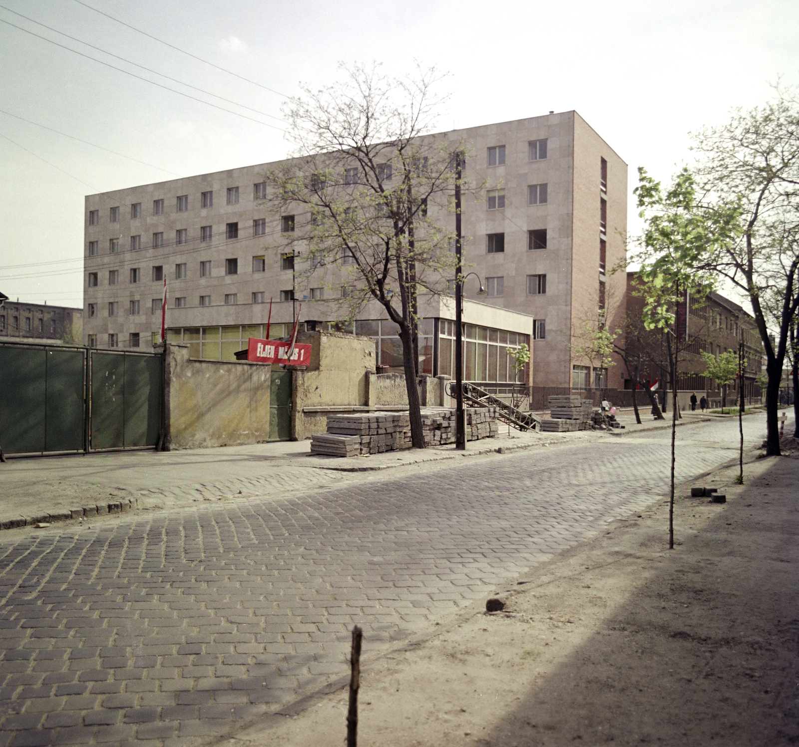 Magyarország, Budapest IX., Koppány utca, szemben a 9-11. szám alatt a Fővárosi Szerelőipari Vállalat., 1973, Artfókusz, Fábián József, Budapest, színes, Fortepan #280252
