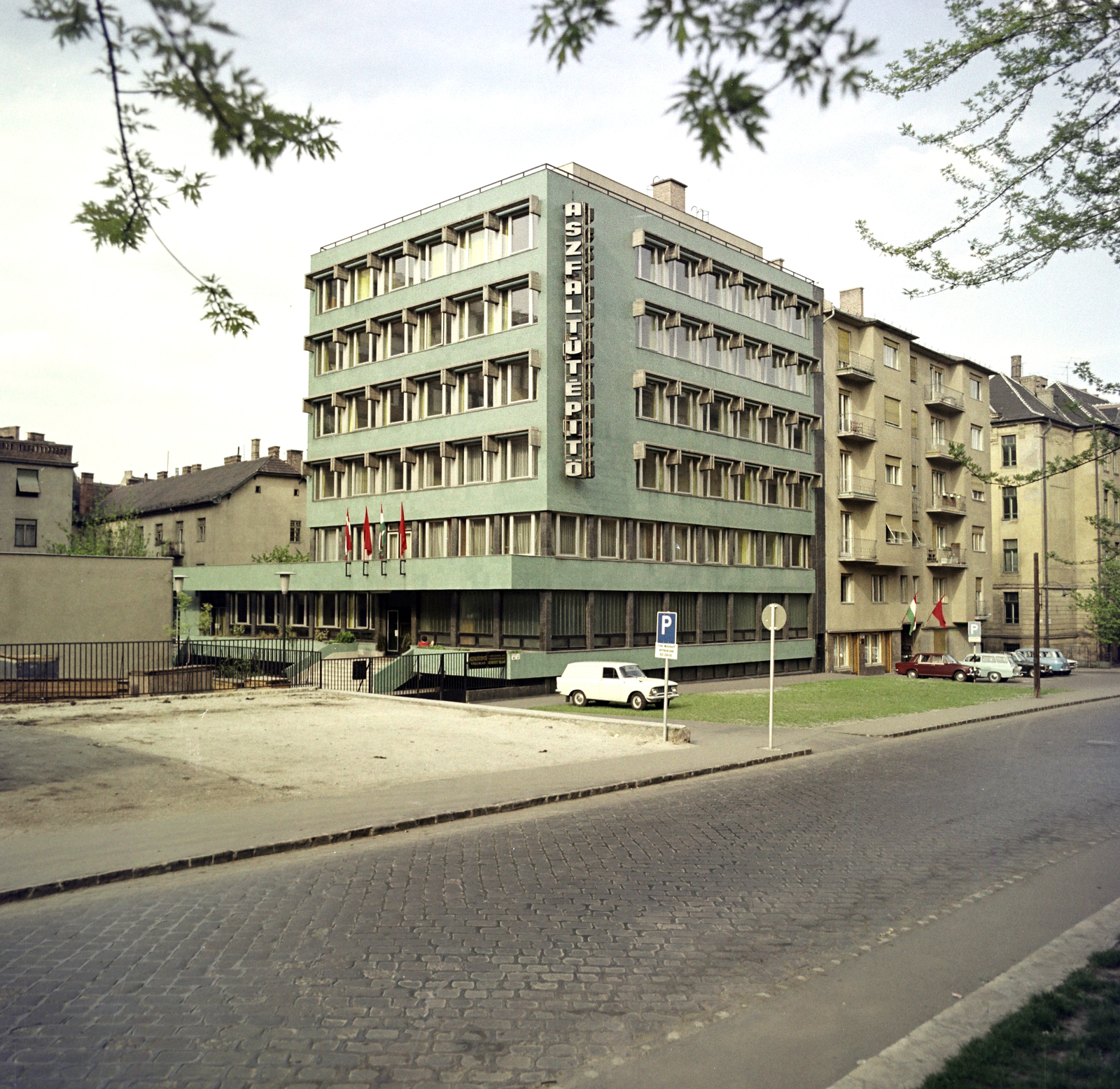 Magyarország, Budapest II., Csalogány utca 47-49., Aszfaltútépítő Vállalat irodaháza., 1973, Artfókusz, Fábián József, neon felirat, Moszkvics 433/434, Budapest, színes, Fortepan #280253