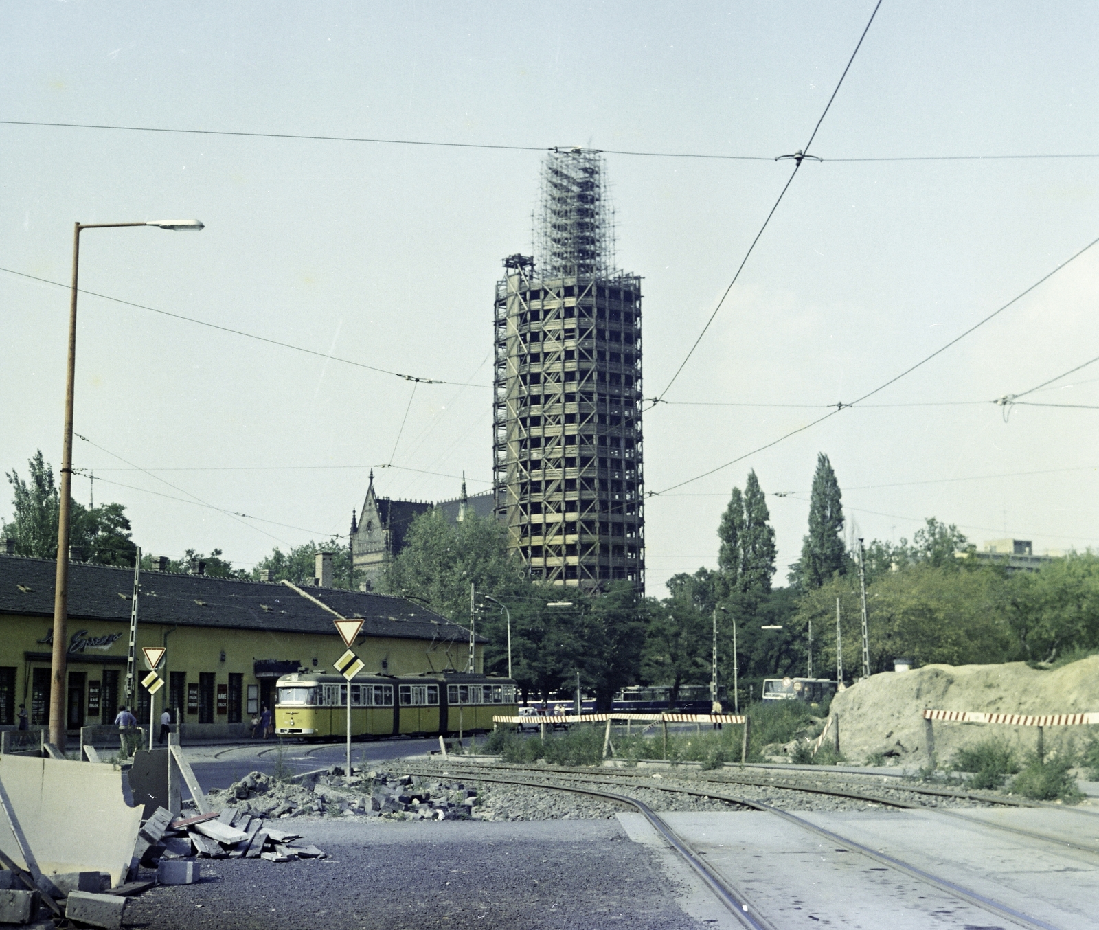 Hungary, Budapest X., Kőrösi Csoma Sándor út, szemben a Szent László (Pataky István) téren a felállványozott harangtornyú Szent László-templom., 1976, Artfókusz, Best of, neon sign, tram, espresso, church, Bengali tramway, Budapest, Fortepan #280257
