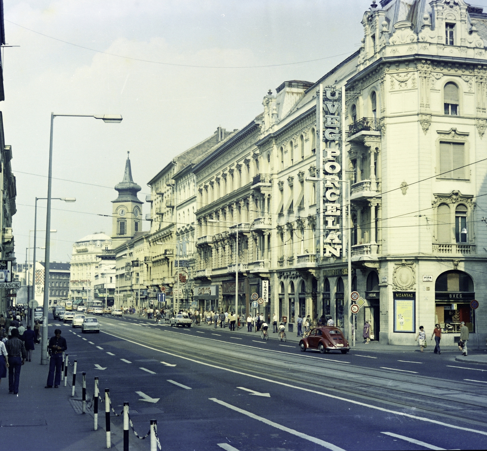 Magyarország, Budapest V.,Budapest IX., Vámház (Tolbuhin) körút a Fővám (Dimitrov) tértől a Kálvin tér felé nézve., 1974, Artfókusz, Fábián József, neon felirat, Volkswagen Bogár, Dacia 1300, Trabant 601, GAZ 24 Volga, Budapest, színes, Fortepan #280258