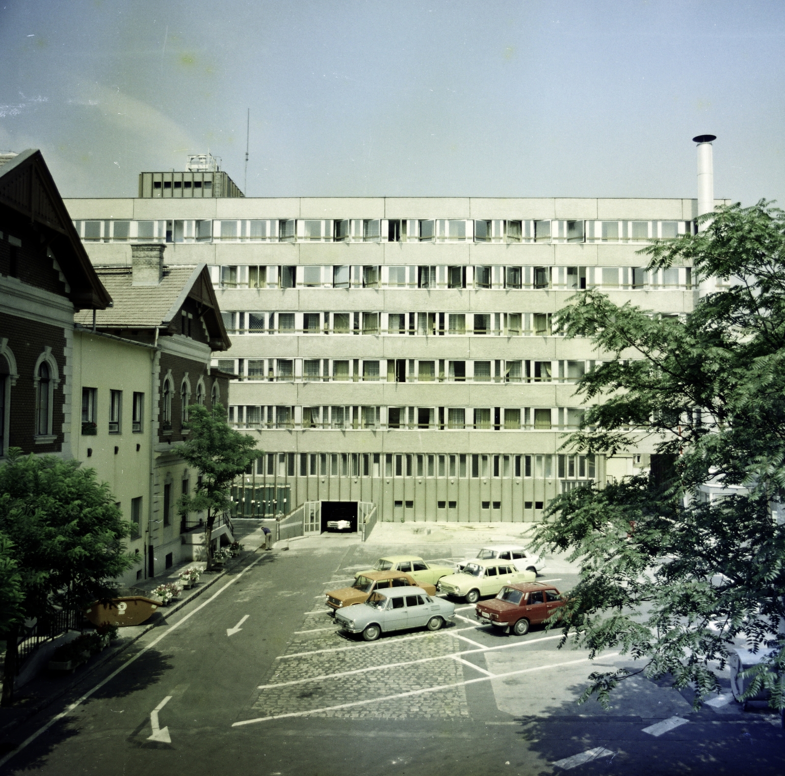 Hungary, Budapest VIII., Kun utca 6-10., a Fővárosi Köztisztasági Hivatal épületegyüttesének udvara, háttérben az Alföldi utca 7-es szám alatti irodaház látható., 1974, Artfókusz, colorful, Budapest, Fortepan #280259