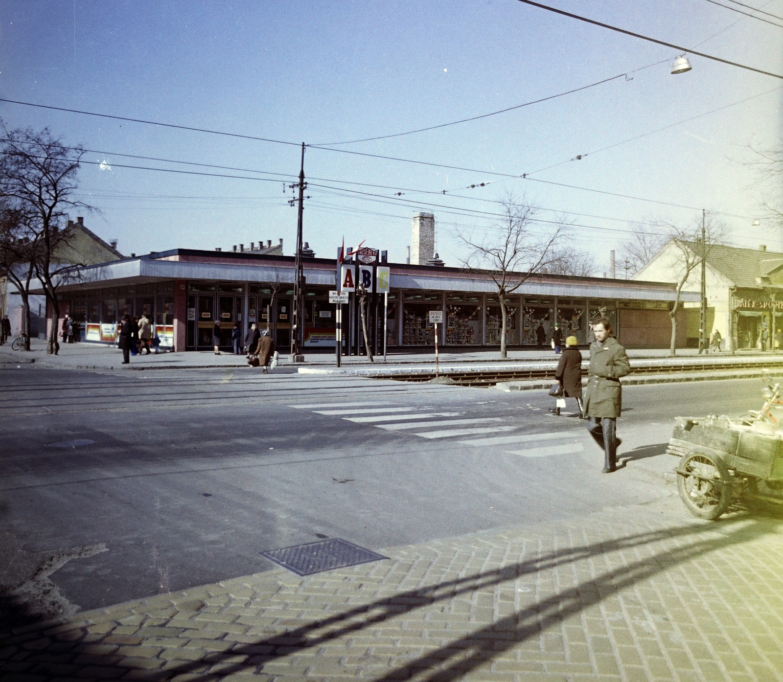 Hungary, Budapest XXI., II. Rákóczi Ferenc út, a csepeli HÉV megállója a Karácsony Sándor utcánál., 1974, Artfókusz, Budapest, colorful, Fortepan #280261