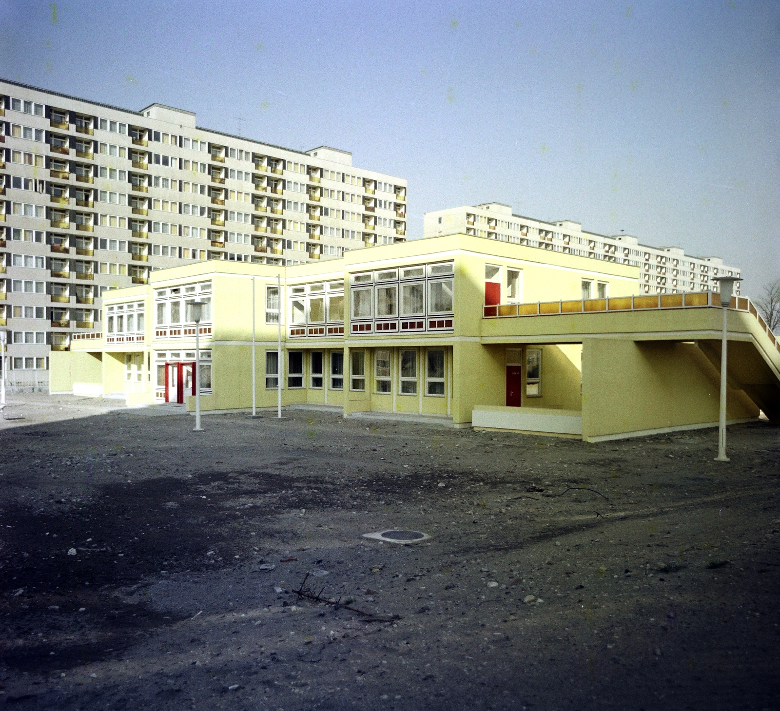 Magyarország, Budapest XIV., Ond vezér sétány, előtérben a Napköziotthonos Óvoda épülete, később a Fővárosi Pedagógiai Szakszolgálat 14. kerületi Tagintézménye, oktatóhely., 1974, Artfókusz, Fábián József, Budapest, színes, Fortepan #280263